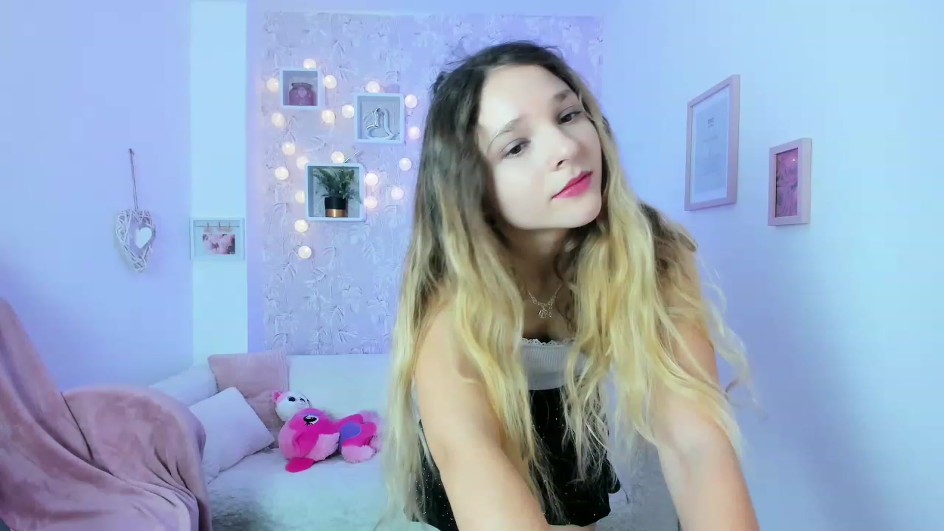 Gallery image thumbnail from Riley_Cutie's myfreecams stream on, 12/19/2022, 12:14 image 2 of 20