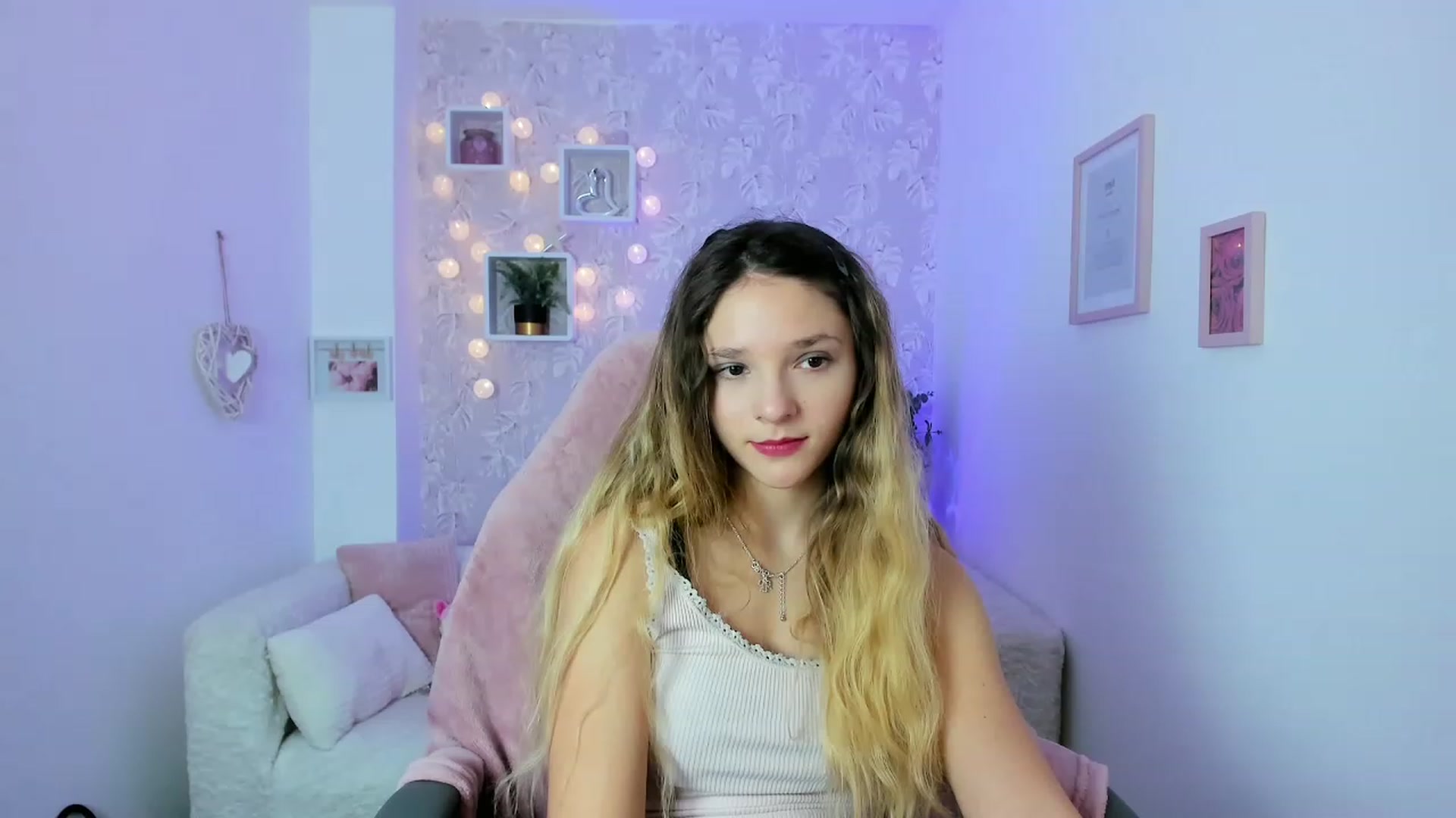 Gallery image thumbnail from Riley_Cutie's myfreecams stream on, 12/19/2022, 12:14 image 17 of 20