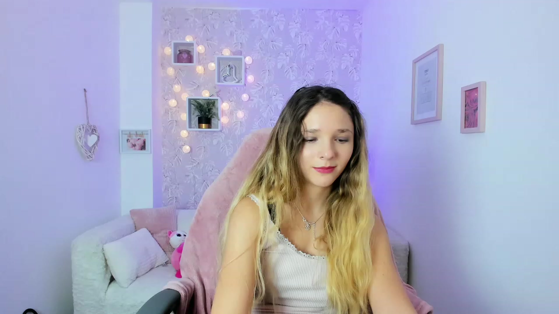 Gallery image thumbnail from Riley_Cutie's myfreecams stream on, 12/19/2022, 12:14 image 19 of 20