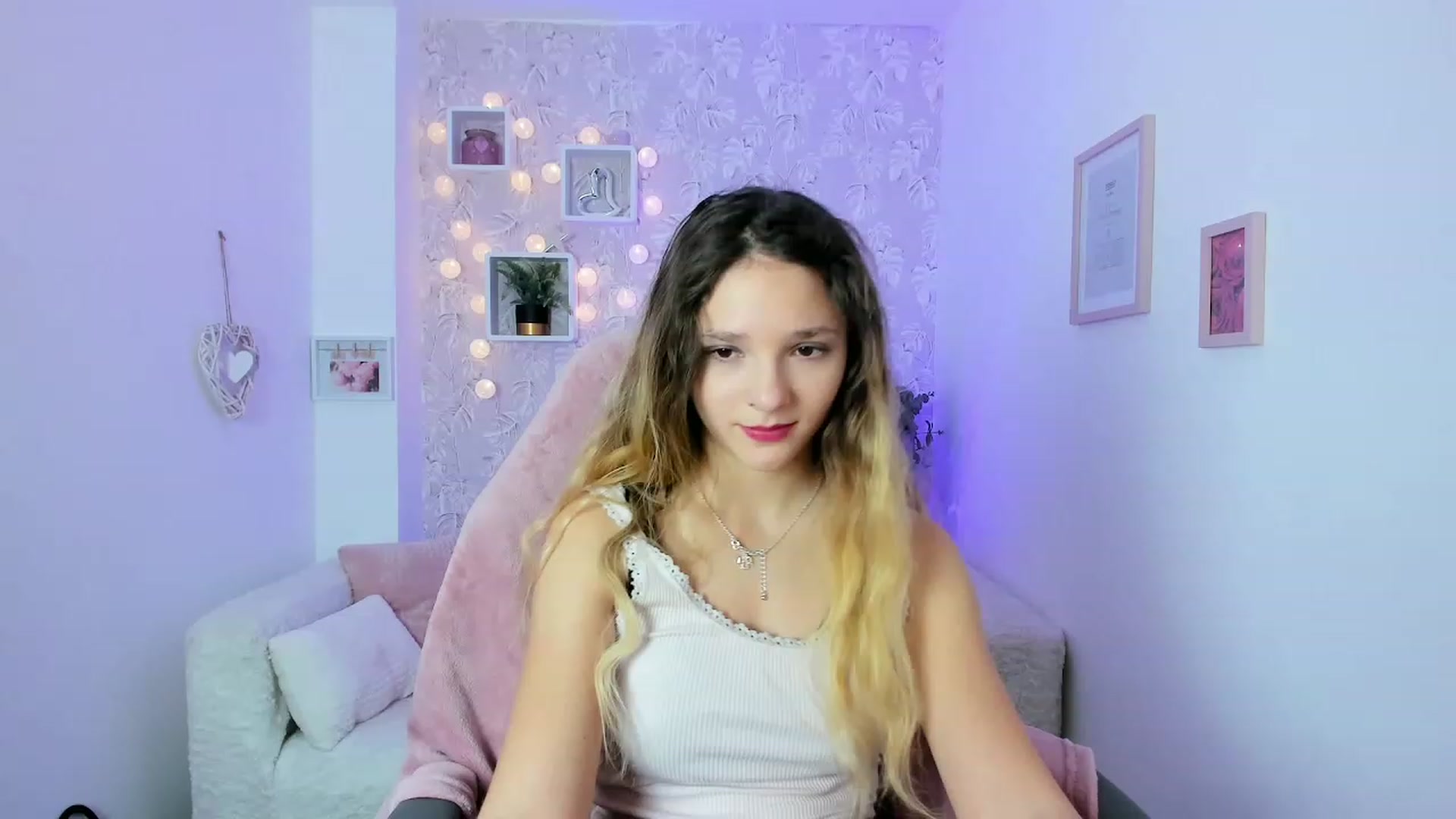Gallery image thumbnail from Riley_Cutie's myfreecams stream on, 12/19/2022, 12:14 image 14 of 20