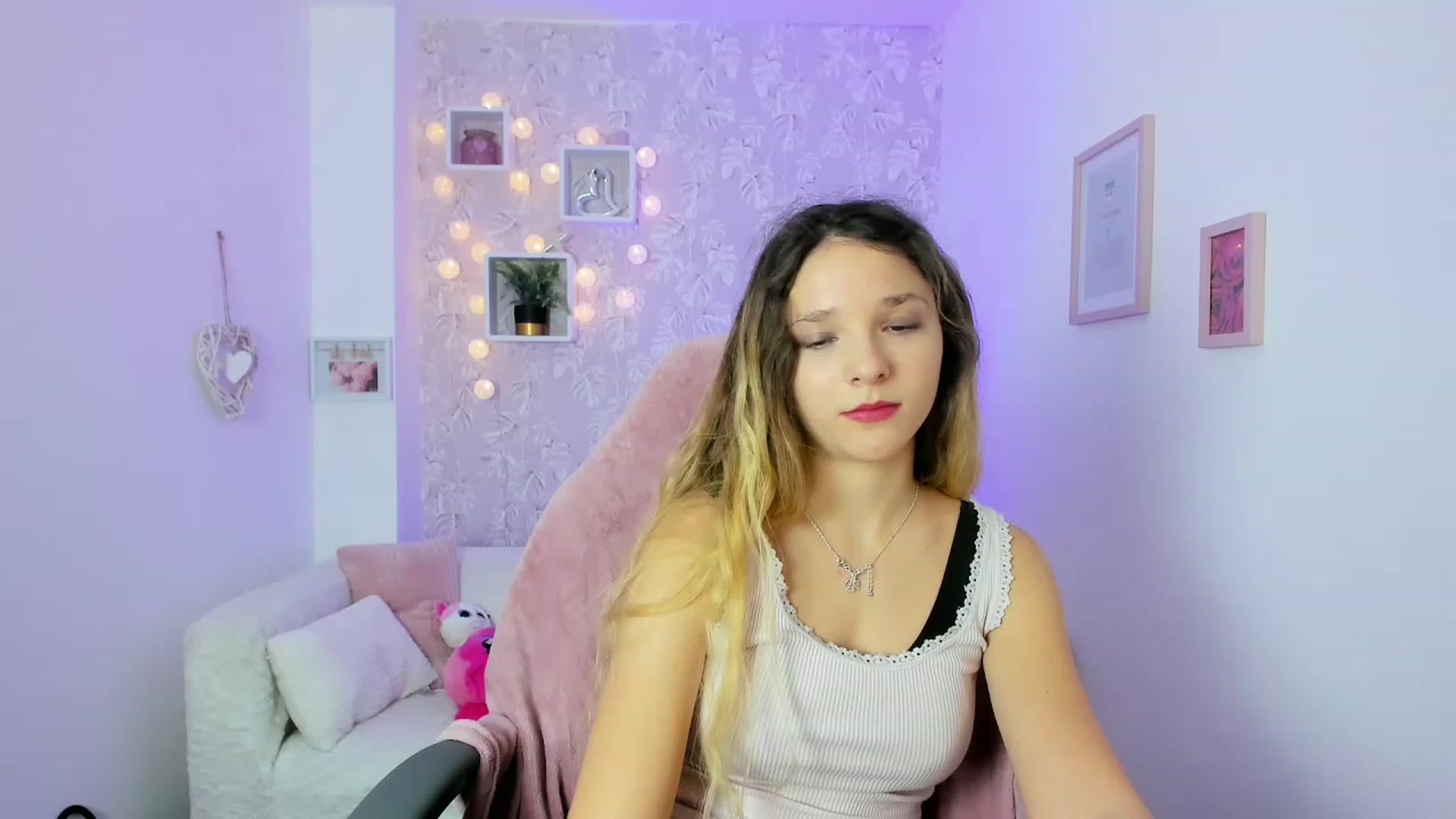 Gallery image thumbnail from Riley_Cutie's myfreecams stream on, 12/19/2022, 12:14 image 9 of 20