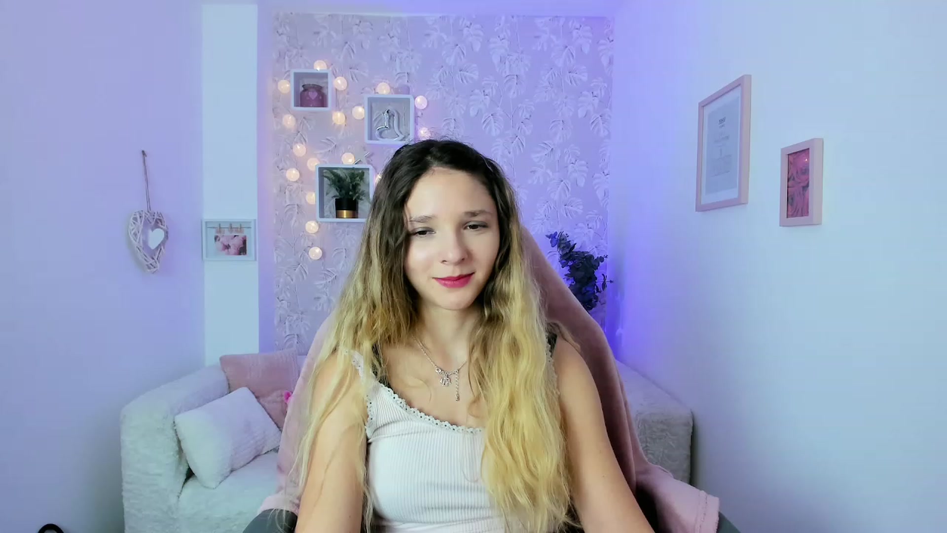 Gallery image thumbnail from Riley_Cutie's myfreecams stream on, 12/19/2022, 12:14 image 18 of 20