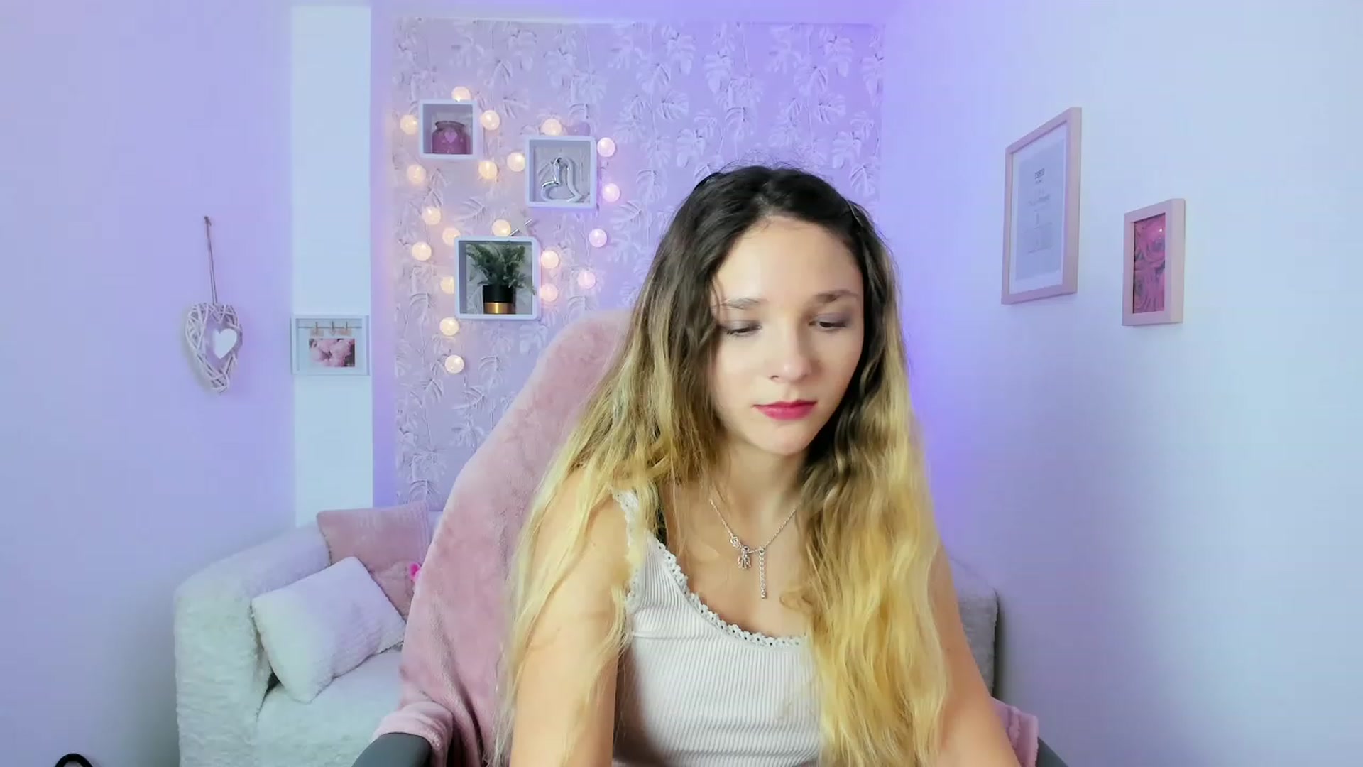 Gallery image thumbnail from Riley_Cutie's myfreecams stream on, 12/19/2022, 12:14 image 16 of 20