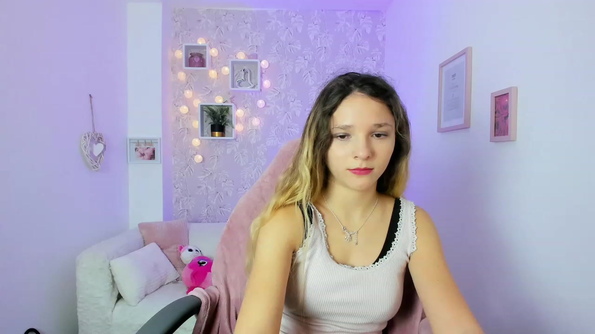 Gallery image thumbnail from Riley_Cutie's myfreecams stream on, 12/19/2022, 12:14 image 4 of 20