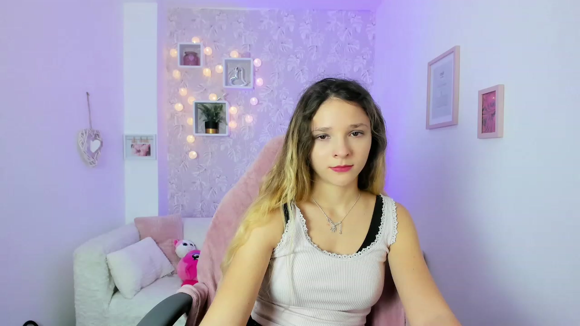 Gallery image thumbnail from Riley_Cutie's myfreecams stream on, 12/19/2022, 12:14 image 5 of 20