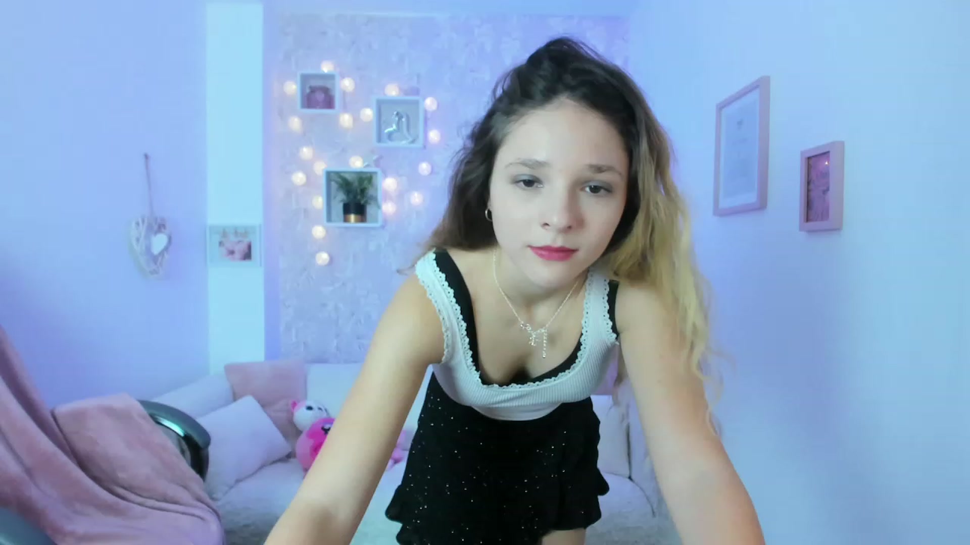Gallery image thumbnail from Riley_Cutie's myfreecams stream on, 12/19/2022, 12:44 image 9 of 20