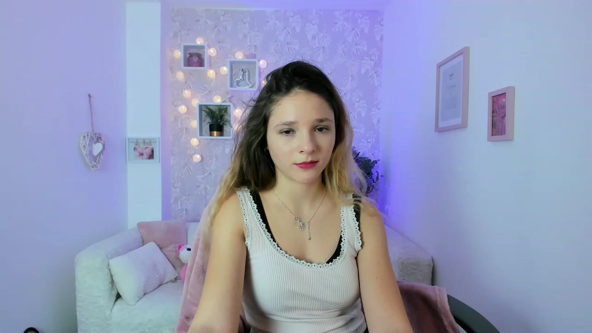 Gallery image thumbnail from Riley_Cutie's myfreecams stream on, 12/19/2022, 12:44 image 12 of 20
