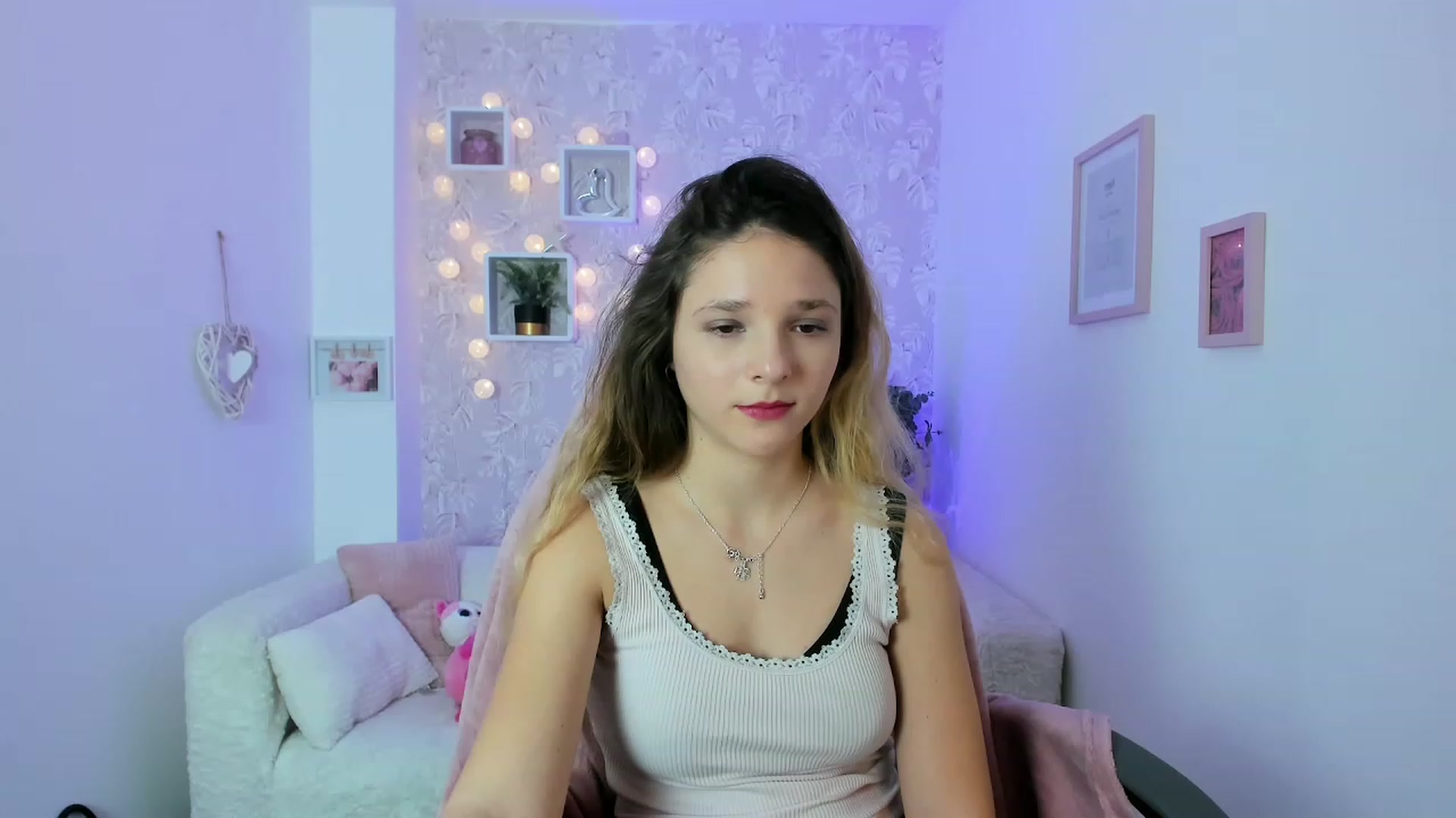 Gallery image thumbnail from Riley_Cutie's myfreecams stream on, 12/19/2022, 12:44 image 17 of 20