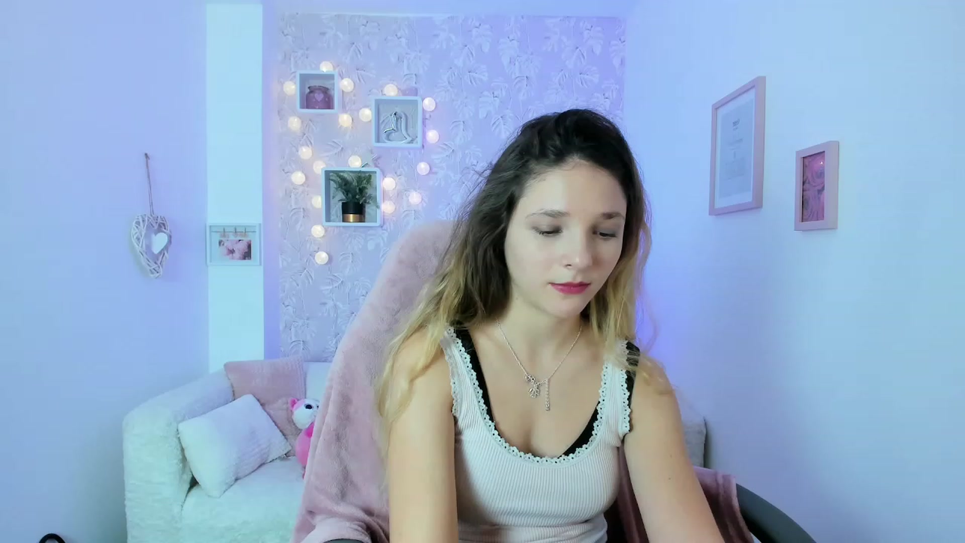 Gallery image thumbnail from Riley_Cutie's myfreecams stream on, 12/19/2022, 12:44 image 18 of 20