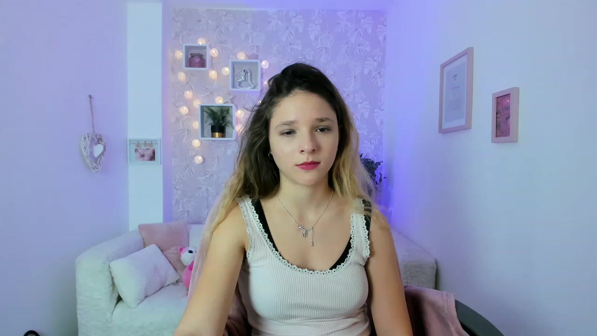 Gallery image thumbnail from Riley_Cutie's myfreecams stream on, 12/19/2022, 12:44 image 16 of 20