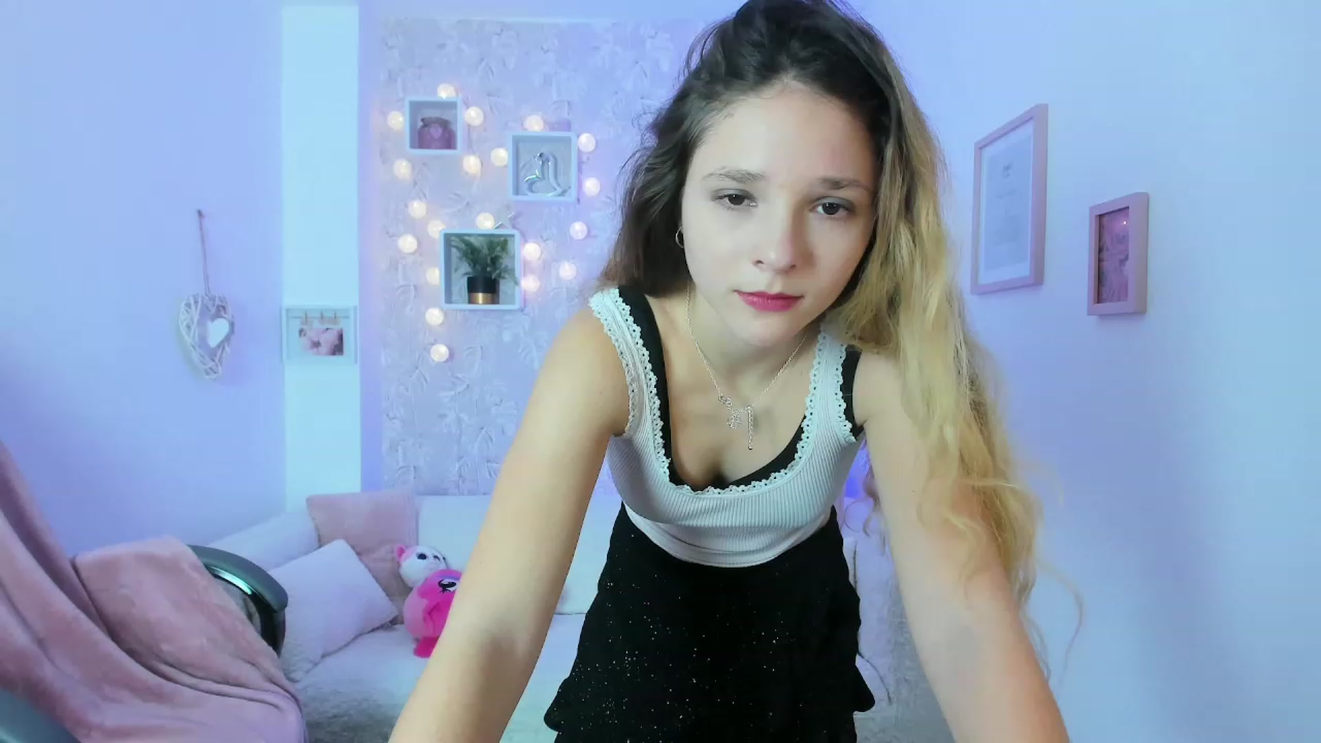 Gallery image thumbnail from Riley_Cutie's myfreecams stream on, 12/19/2022, 12:44 image 10 of 20