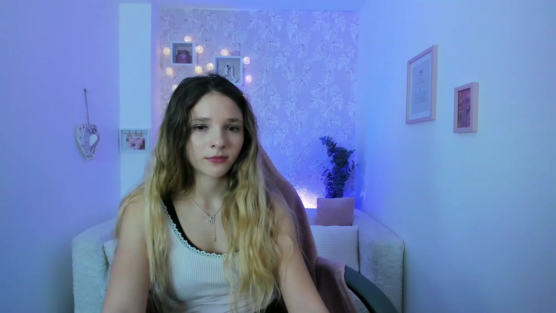 Gallery image thumbnail from Riley_Cutie's myfreecams stream on, 12/19/2022, 13:33 image 3 of 20