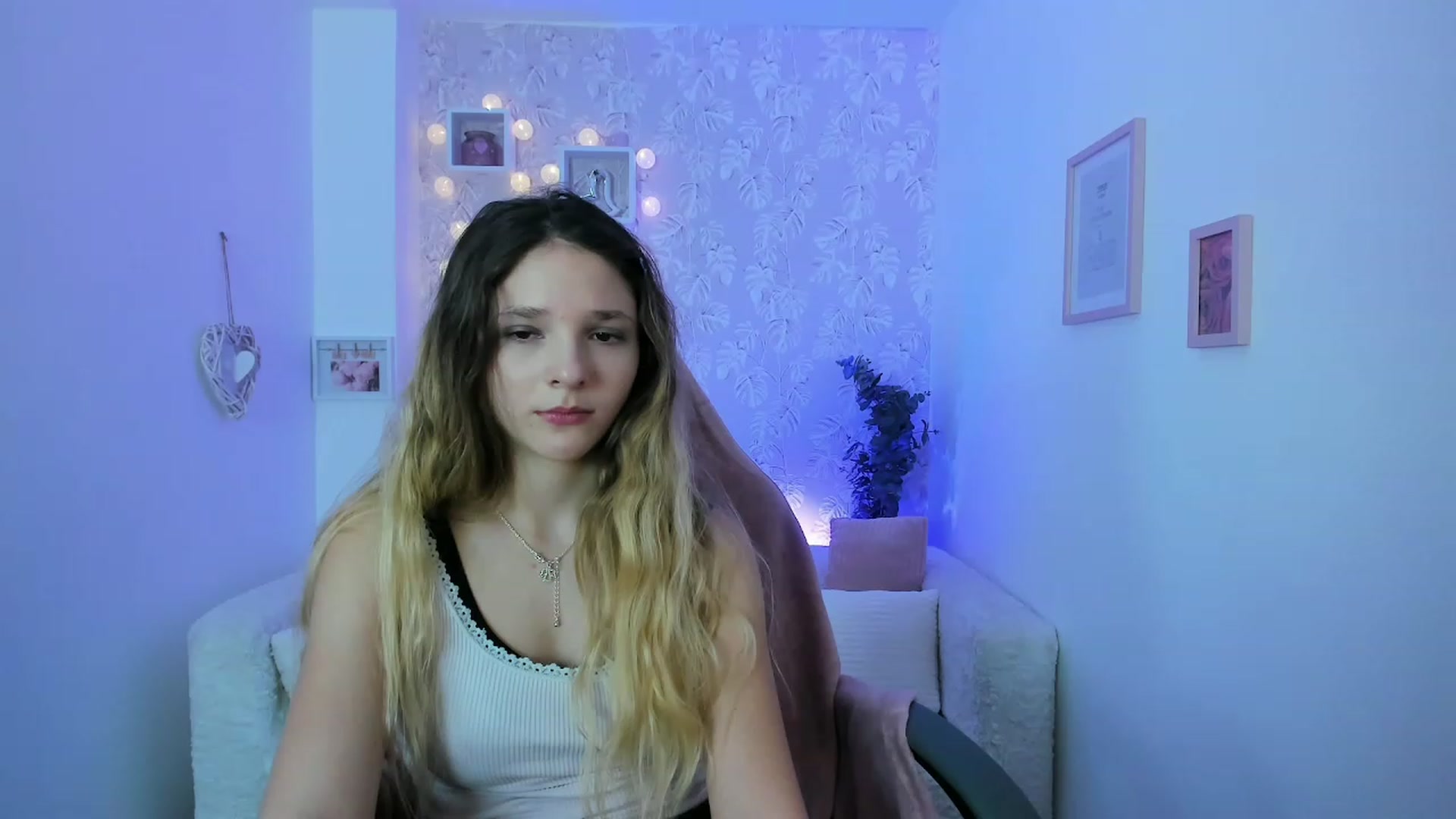 Gallery image thumbnail from Riley_Cutie's myfreecams stream on, 12/19/2022, 13:33 image 7 of 20