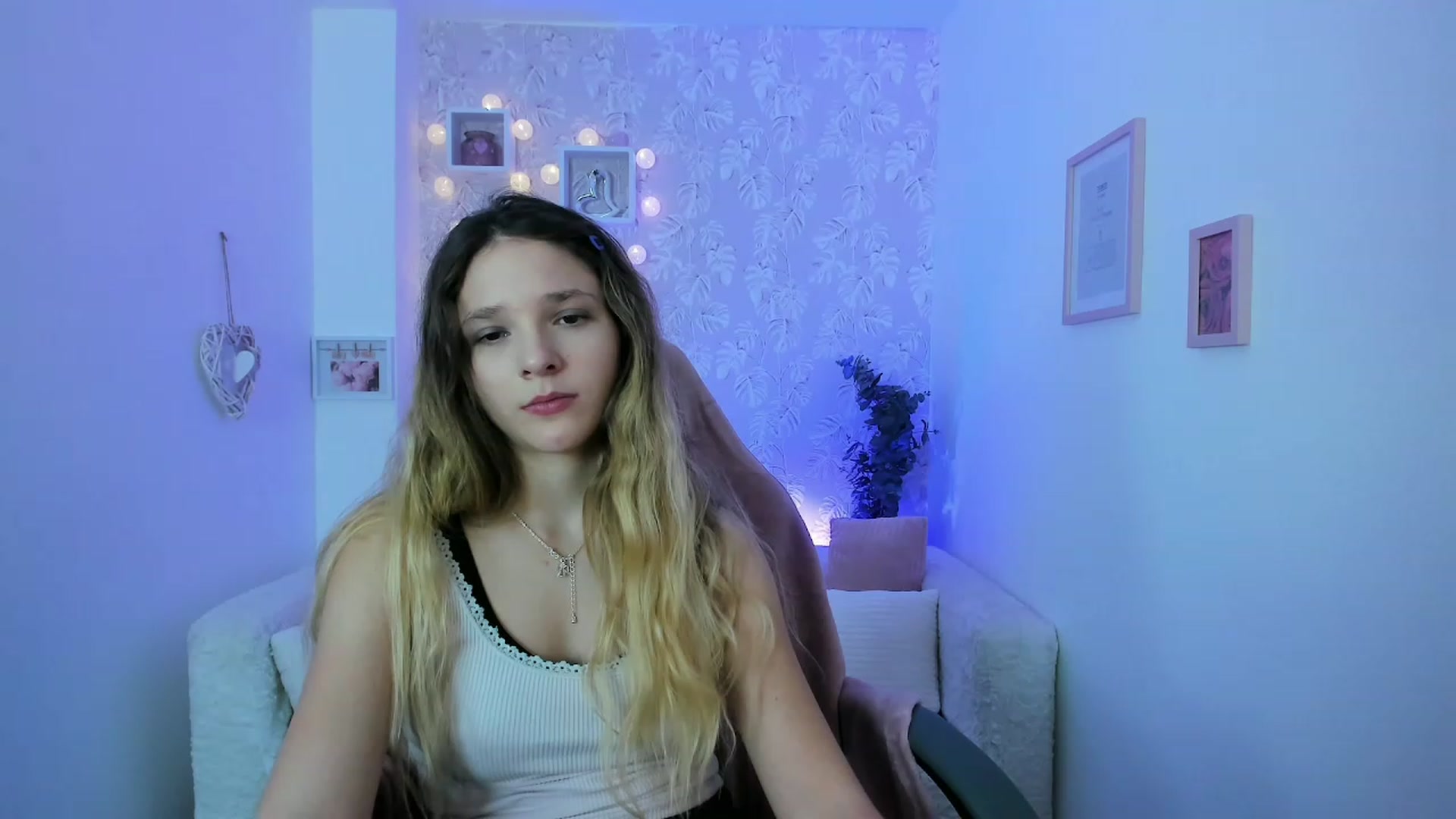 Gallery image thumbnail from Riley_Cutie's myfreecams stream on, 12/19/2022, 13:33 image 9 of 20