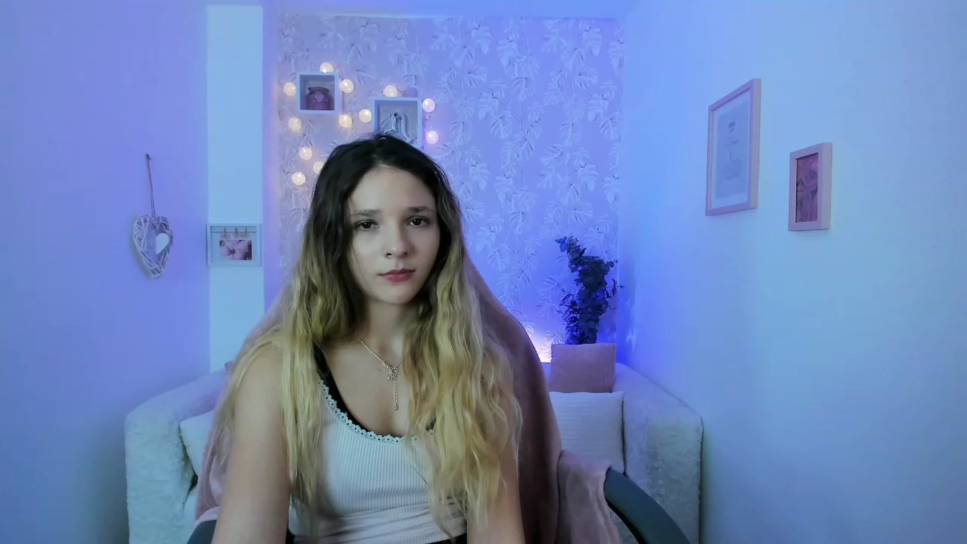 Gallery image thumbnail from Riley_Cutie's myfreecams stream on, 12/19/2022, 13:33 image 16 of 20