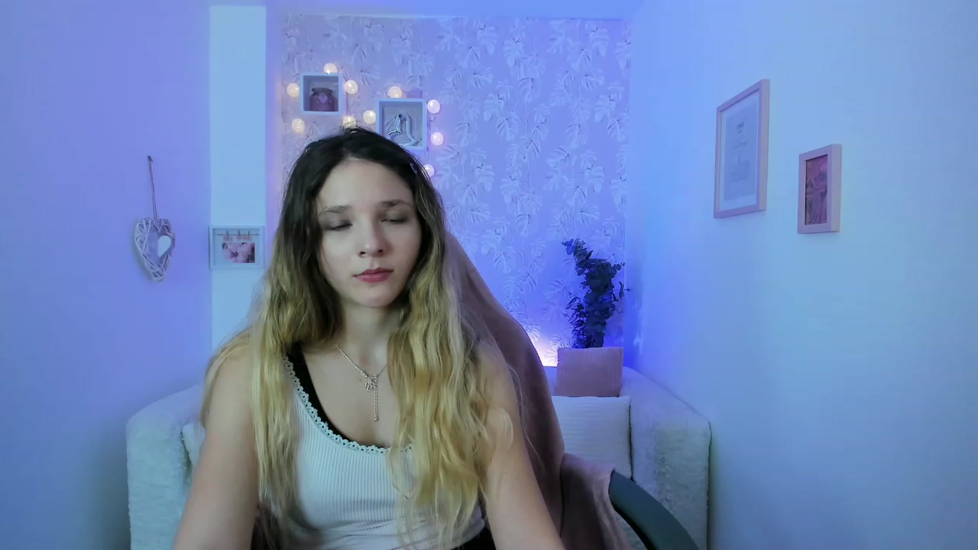 Gallery image thumbnail from Riley_Cutie's myfreecams stream on, 12/19/2022, 13:33 image 6 of 20