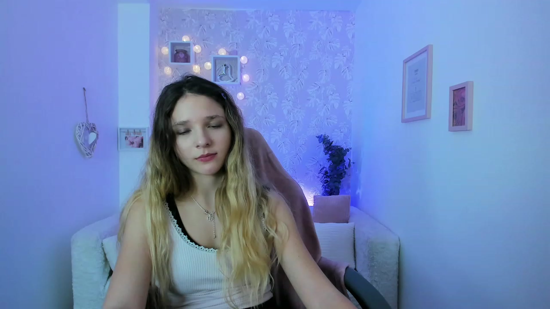 Gallery image thumbnail from Riley_Cutie's myfreecams stream on, 12/19/2022, 13:33 image 19 of 20