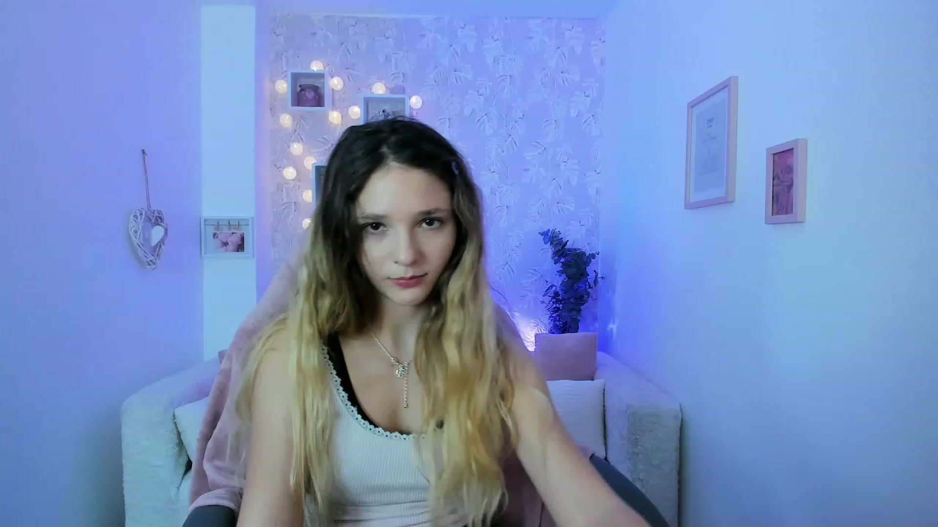 Gallery image thumbnail from Riley_Cutie's myfreecams stream on, 12/19/2022, 13:33 image 14 of 20