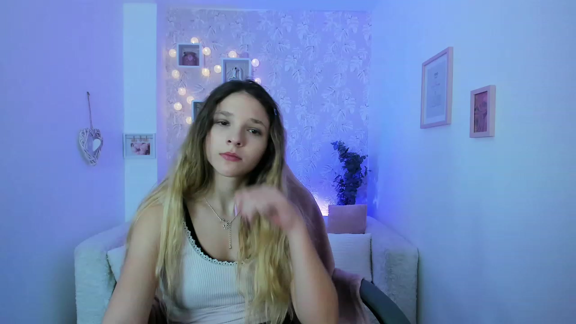 Gallery image thumbnail from Riley_Cutie's myfreecams stream on, 12/19/2022, 13:33 image 10 of 20