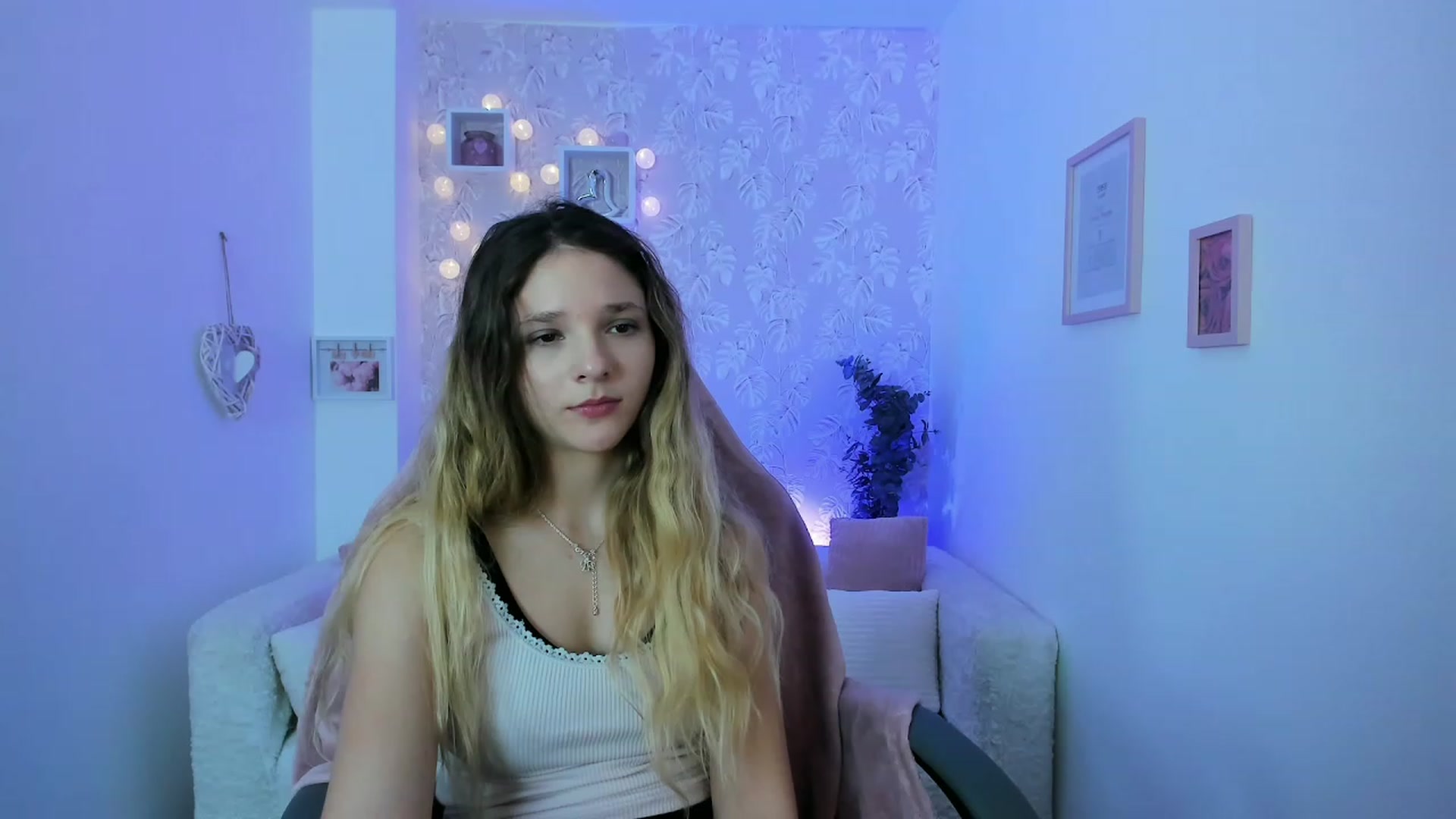 Gallery image thumbnail from Riley_Cutie's myfreecams stream on, 12/19/2022, 13:33 image 17 of 20