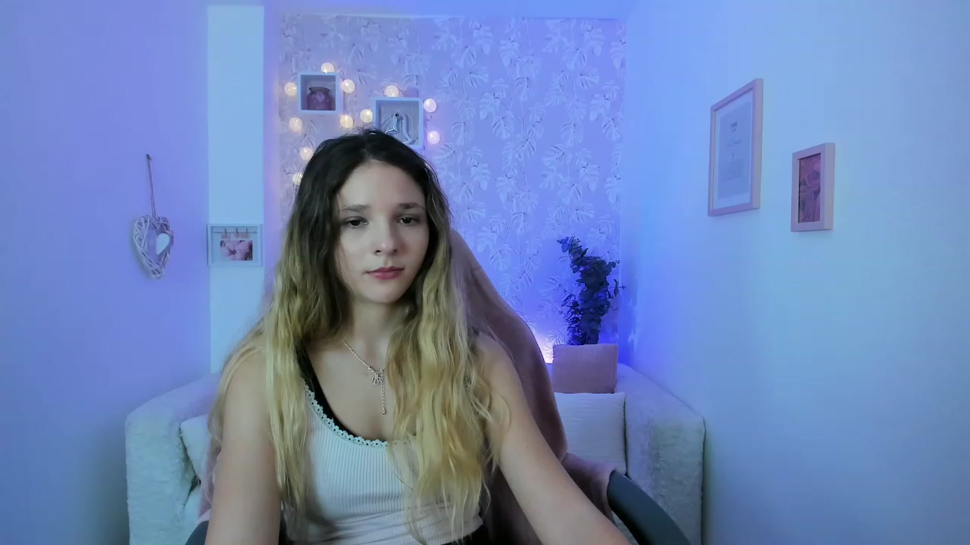 Gallery image thumbnail from Riley_Cutie's myfreecams stream on, 12/19/2022, 13:33 image 18 of 20