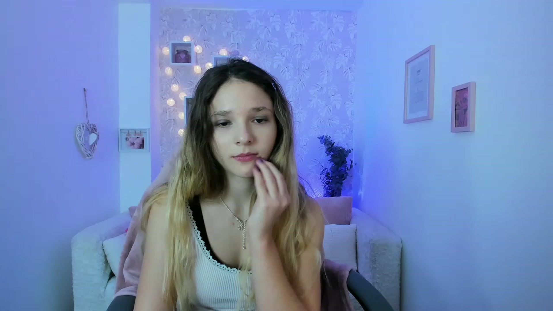 Gallery image thumbnail from Riley_Cutie's myfreecams stream on, 12/19/2022, 13:33 image 1 of 20