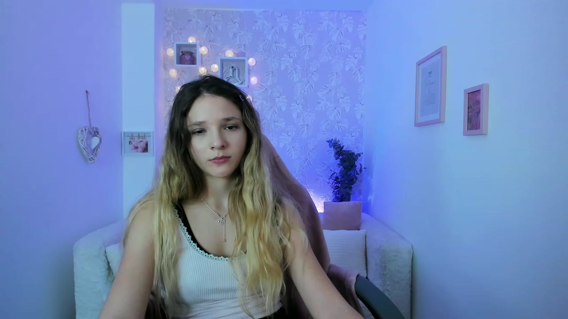 Gallery image thumbnail from Riley_Cutie's myfreecams stream on, 12/19/2022, 13:33 image 13 of 20