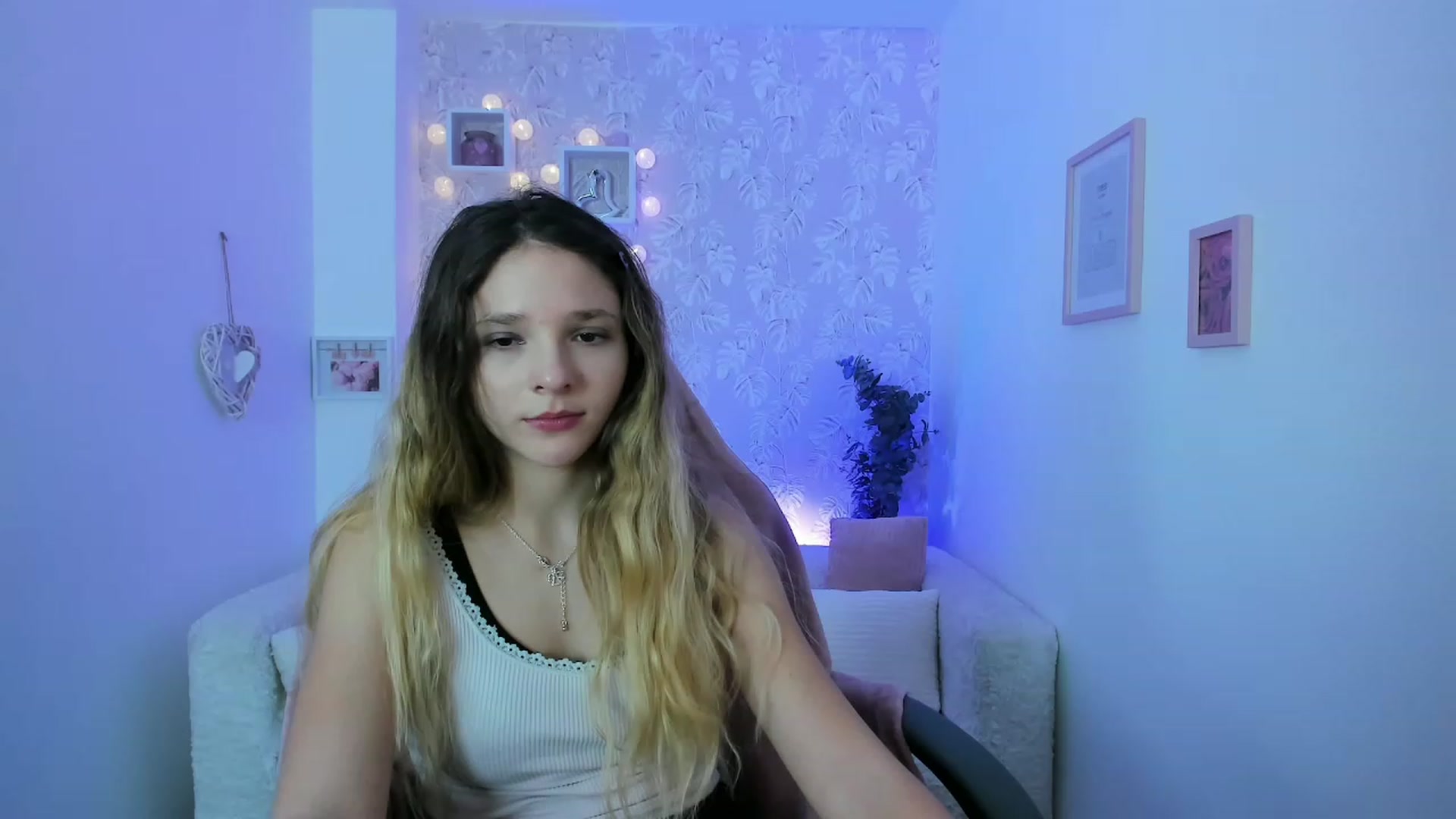 Gallery image thumbnail from Riley_Cutie's myfreecams stream on, 12/19/2022, 13:33 image 2 of 20