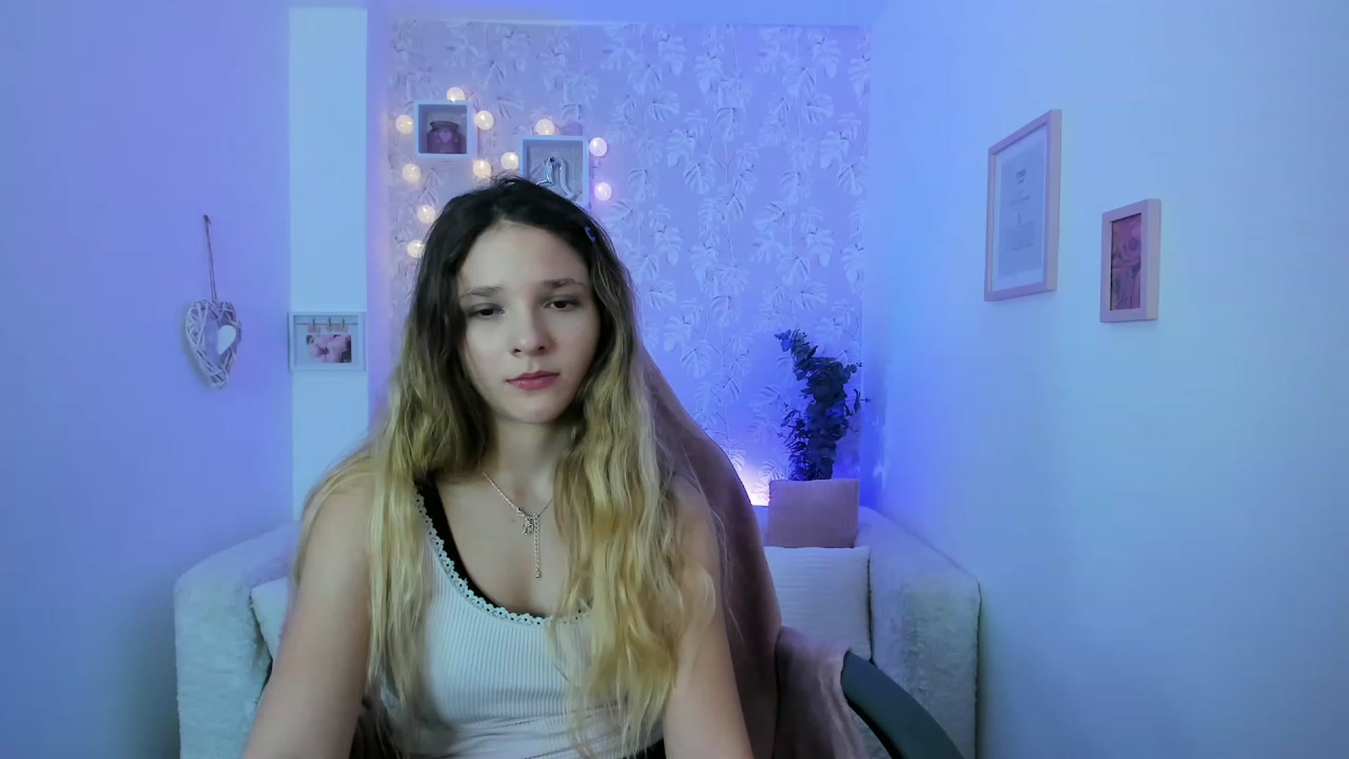 Gallery image thumbnail from Riley_Cutie's myfreecams stream on, 12/19/2022, 13:33 image 8 of 20
