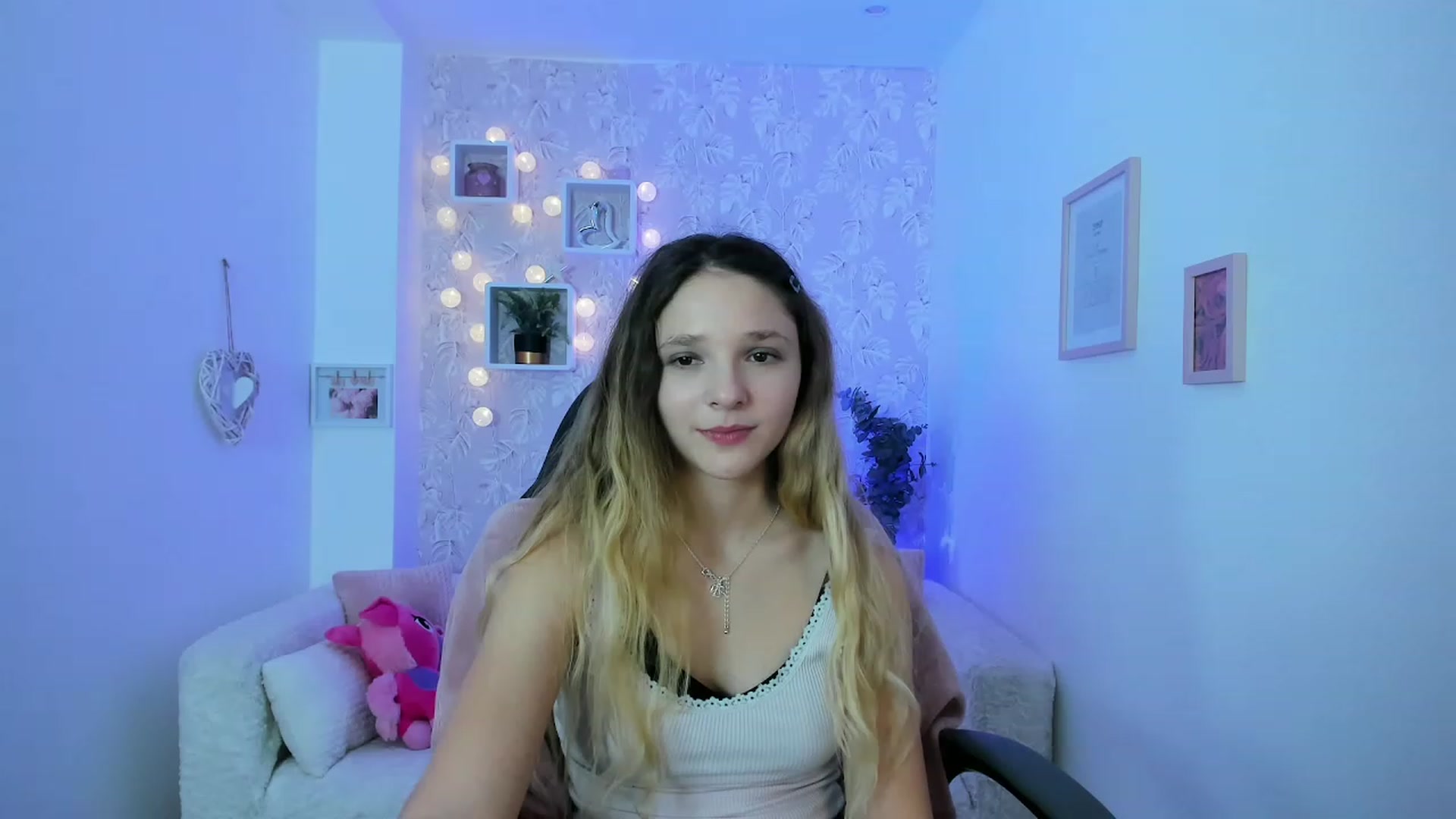 Gallery image thumbnail from Riley_Cutie's myfreecams stream on, 12/19/2022, 14:51 image 1 of 20