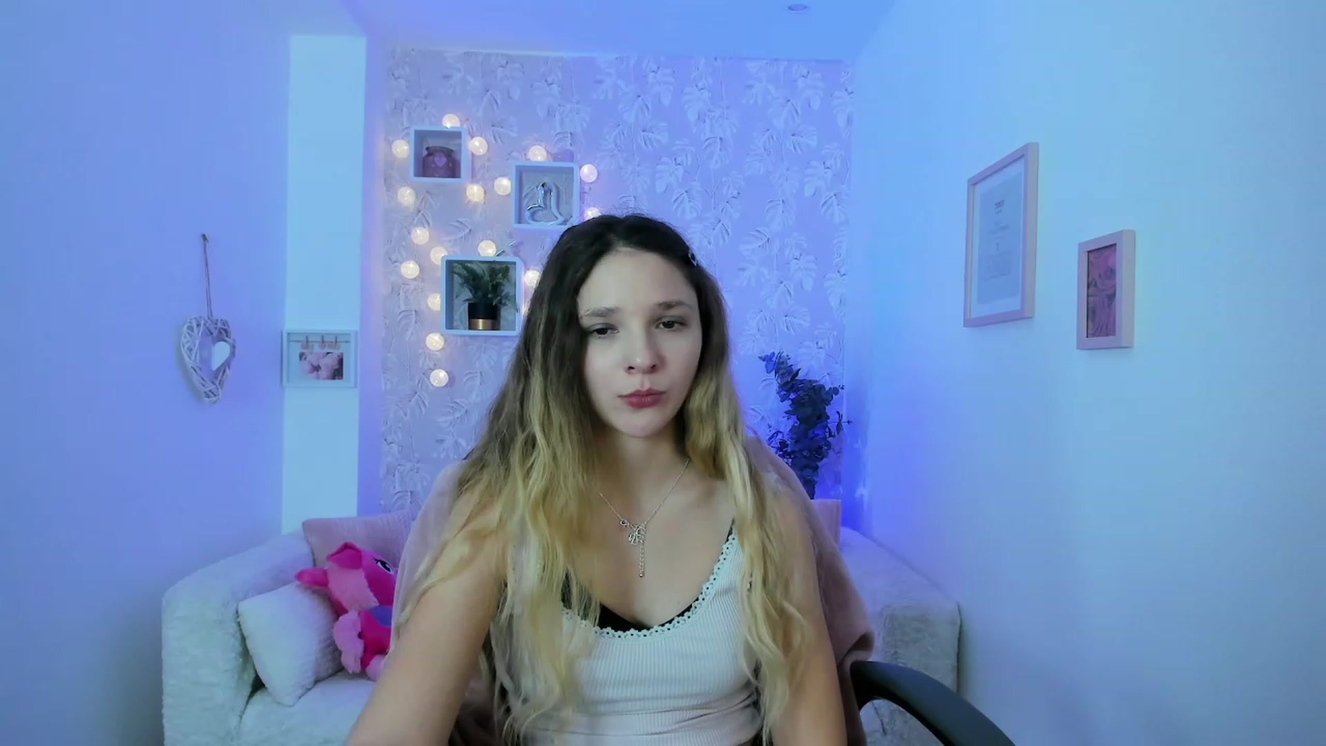Gallery image thumbnail from Riley_Cutie's myfreecams stream on, 12/19/2022, 14:51 image 6 of 20