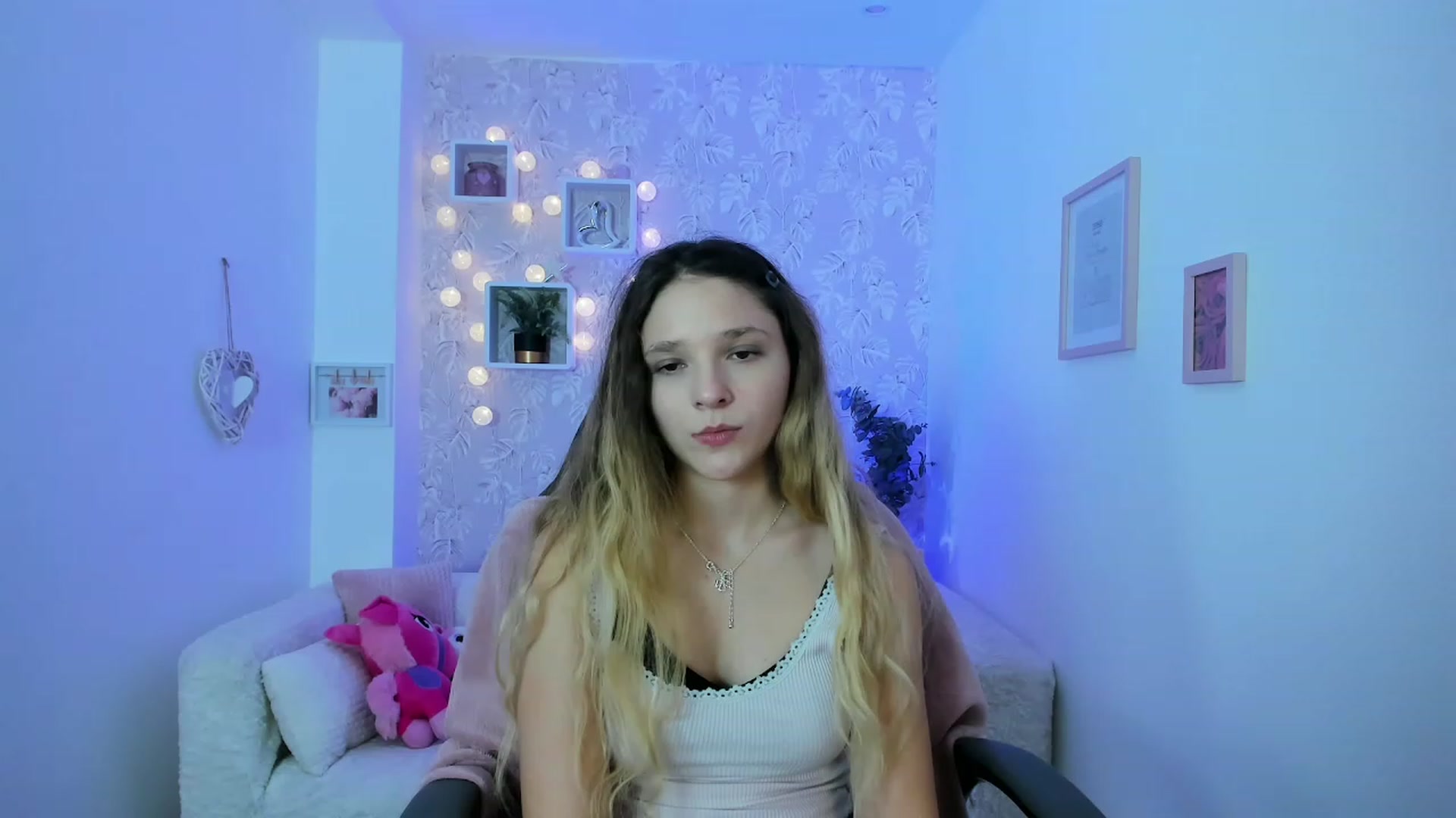 Gallery image thumbnail from Riley_Cutie's myfreecams stream on, 12/19/2022, 14:51 image 2 of 20