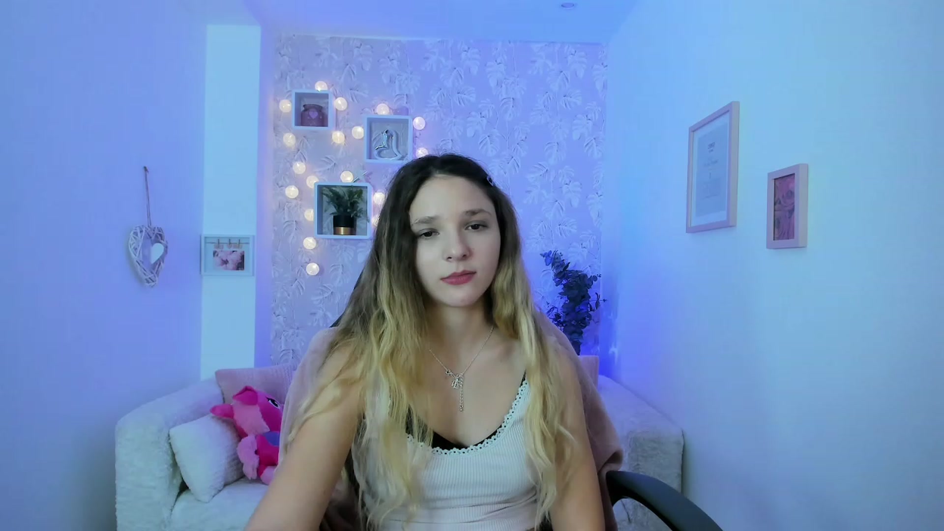 Gallery image thumbnail from Riley_Cutie's myfreecams stream on, 12/19/2022, 14:51 image 8 of 20
