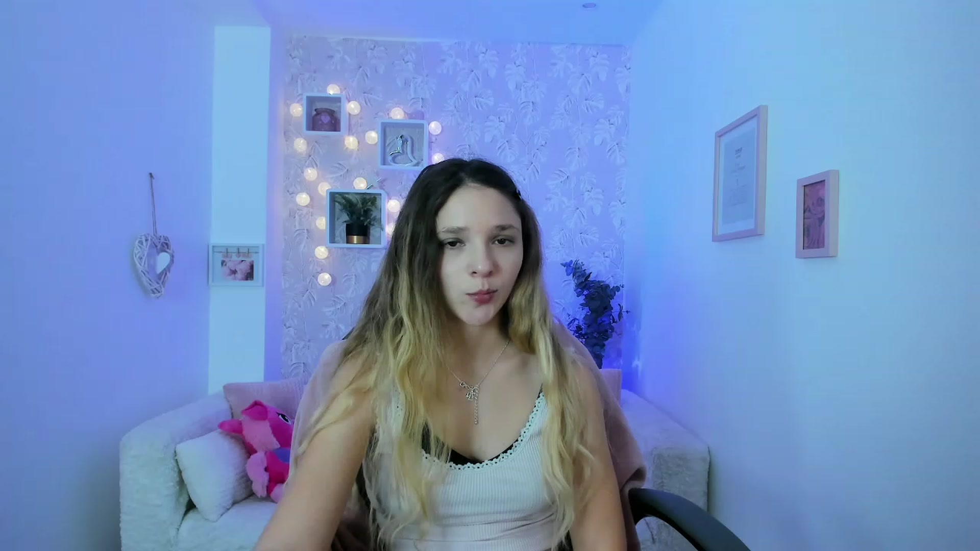 Gallery image thumbnail from Riley_Cutie's myfreecams stream on, 12/19/2022, 14:51 image 7 of 20