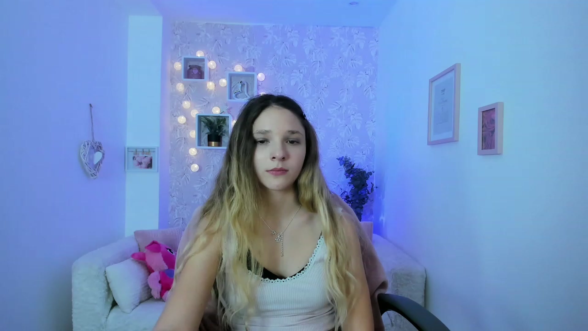 Gallery image thumbnail from Riley_Cutie's myfreecams stream on, 12/19/2022, 14:51 image 5 of 20