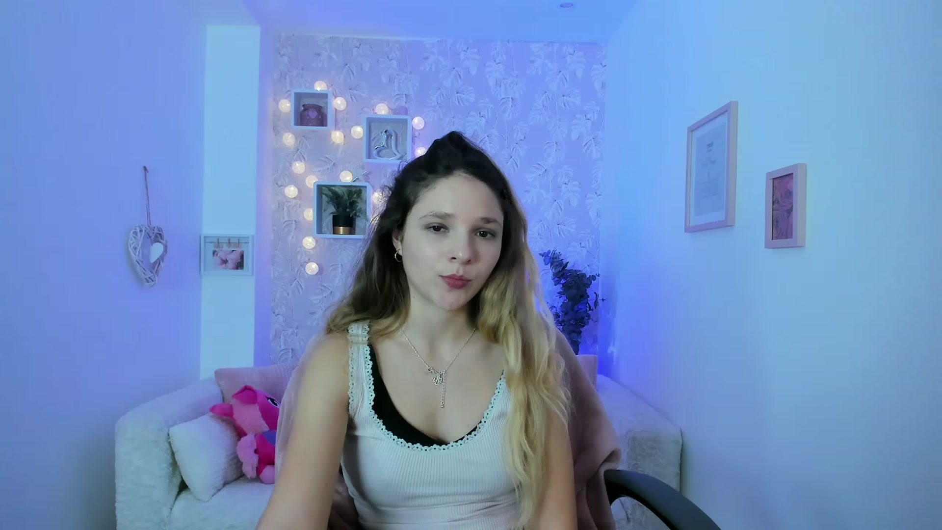Gallery image thumbnail from Riley_Cutie's myfreecams stream on, 12/19/2022, 14:51 image 11 of 20