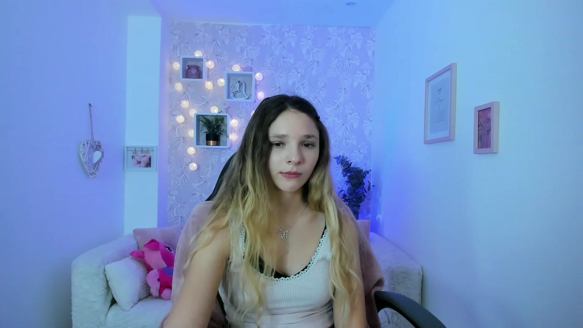 Gallery image thumbnail from Riley_Cutie's myfreecams stream on, 12/19/2022, 14:51 image 3 of 20