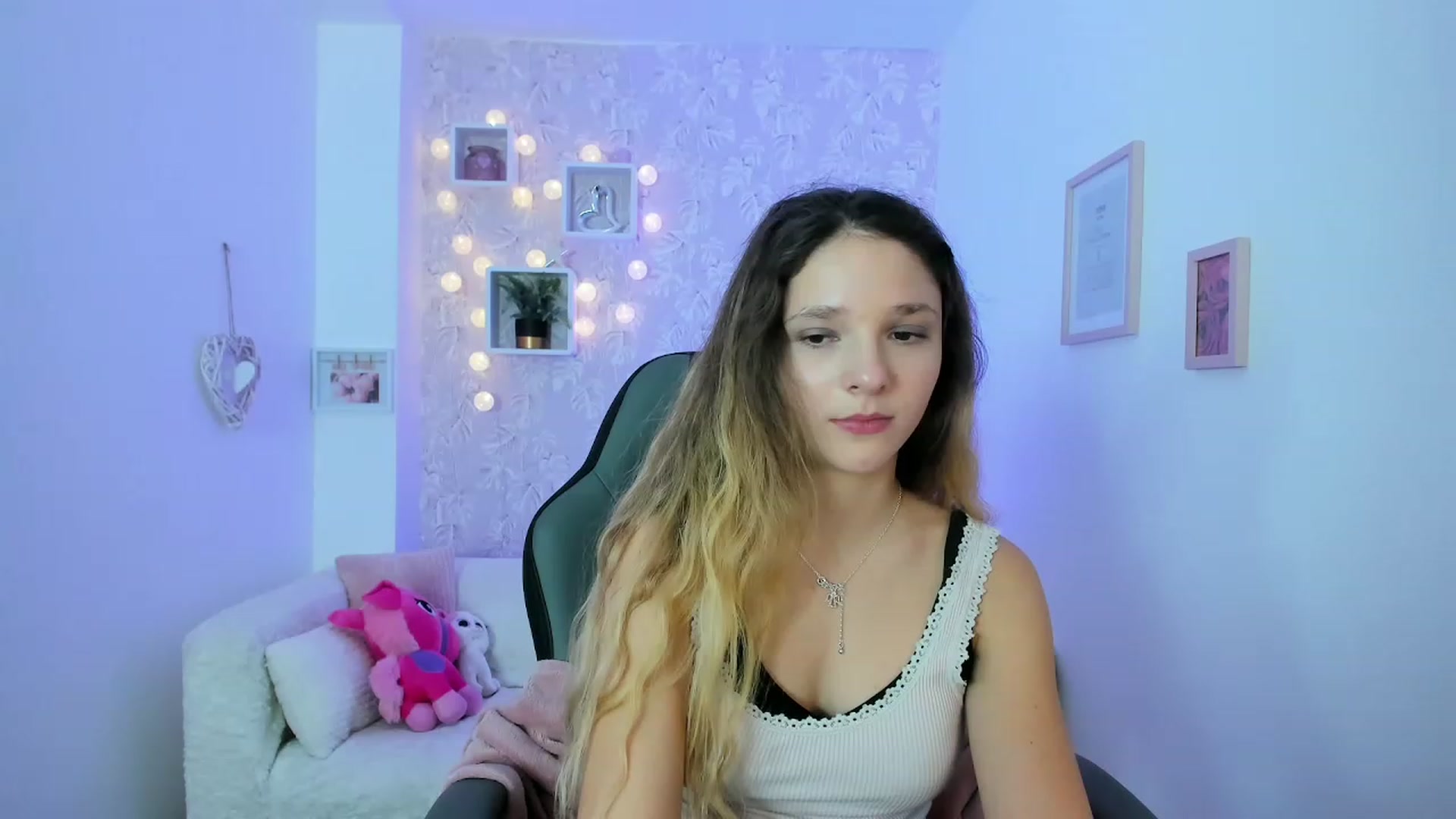 Gallery image thumbnail from Riley_Cutie's myfreecams stream on, 12/19/2022, 14:51 image 19 of 20