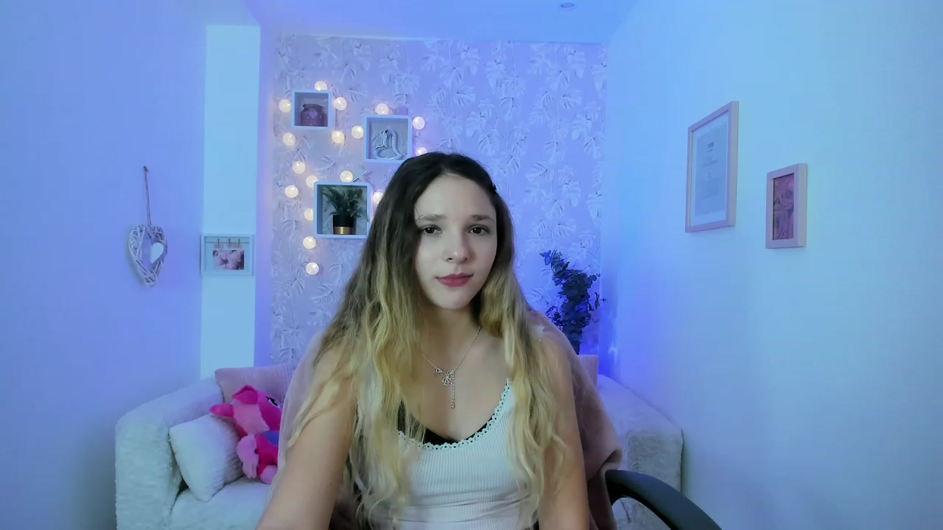 Gallery image thumbnail from Riley_Cutie's myfreecams stream on, 12/19/2022, 14:51 image 10 of 20