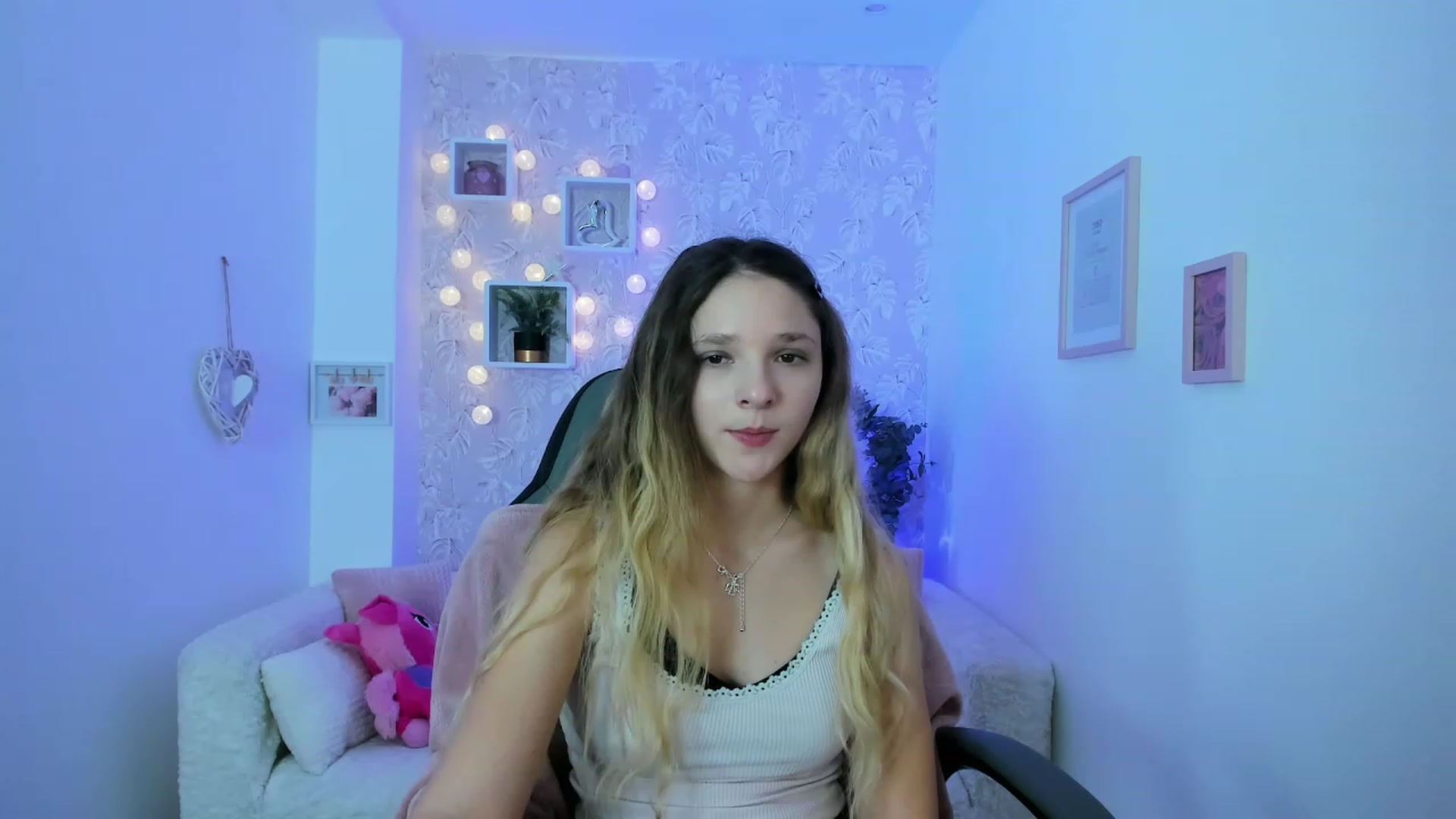 Gallery image thumbnail from Riley_Cutie's myfreecams stream on, 12/19/2022, 14:51 image 9 of 20