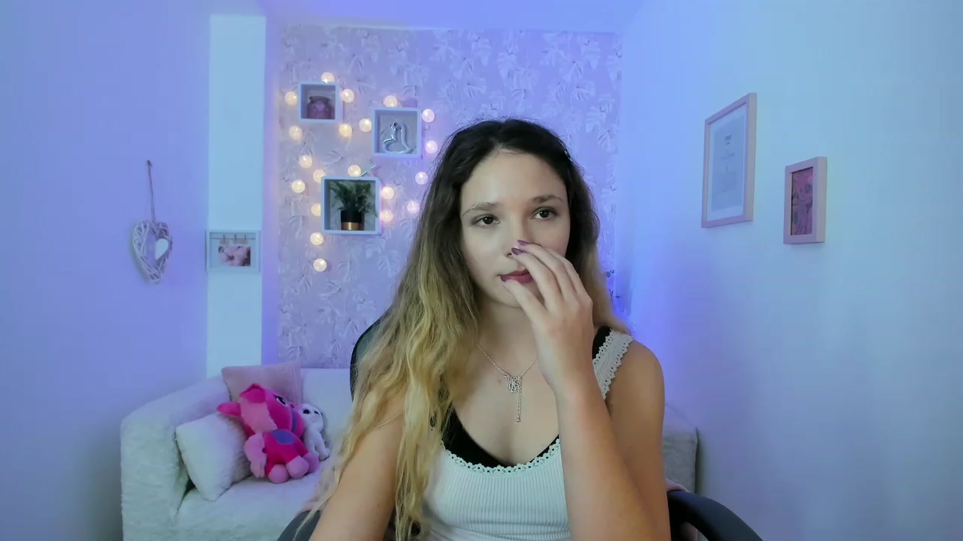 Gallery image thumbnail from Riley_Cutie's myfreecams stream on, 12/19/2022, 14:51 image 18 of 20