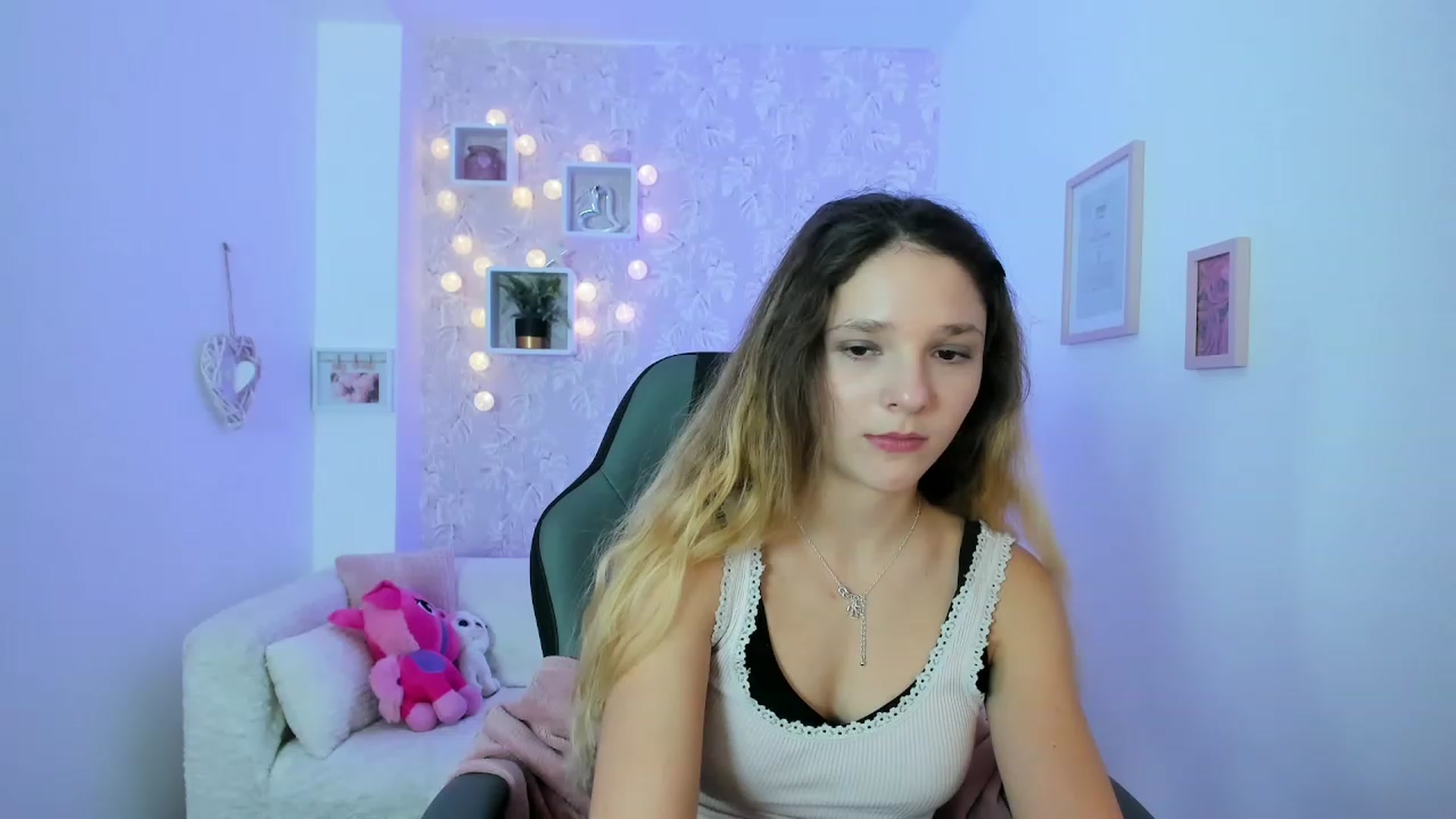 Gallery image thumbnail from Riley_Cutie's myfreecams stream on, 12/19/2022, 14:51 image 17 of 20