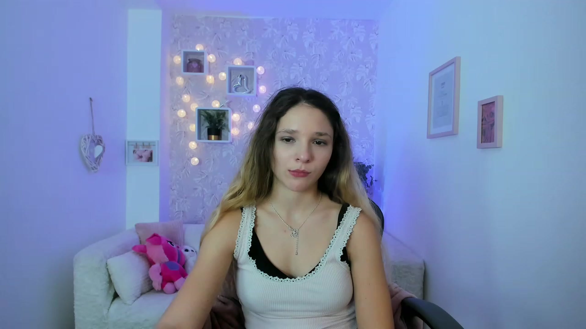 Gallery image thumbnail from Riley_Cutie's myfreecams stream on, 12/19/2022, 14:51 image 16 of 20