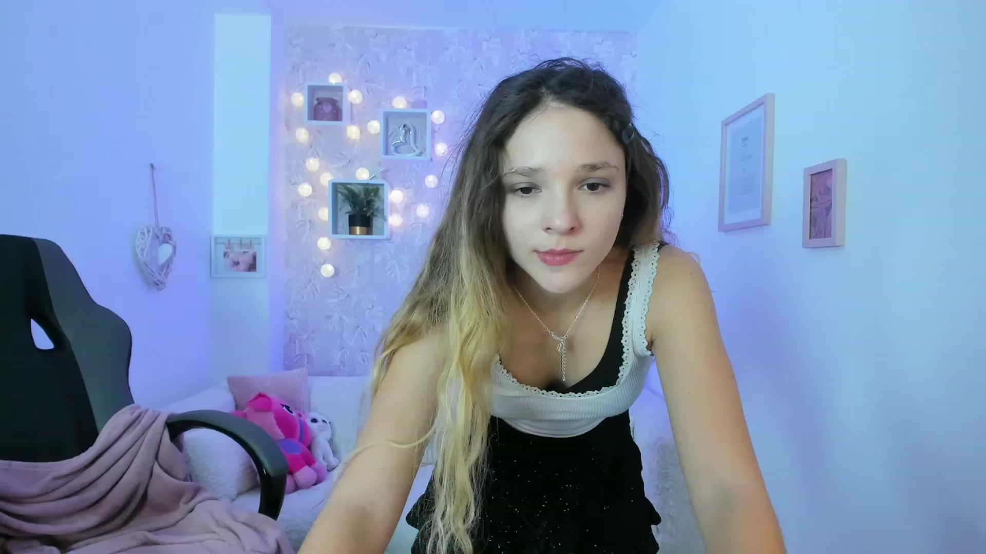 Gallery image thumbnail from Riley_Cutie's myfreecams stream on, 12/19/2022, 15:15 image 10 of 20