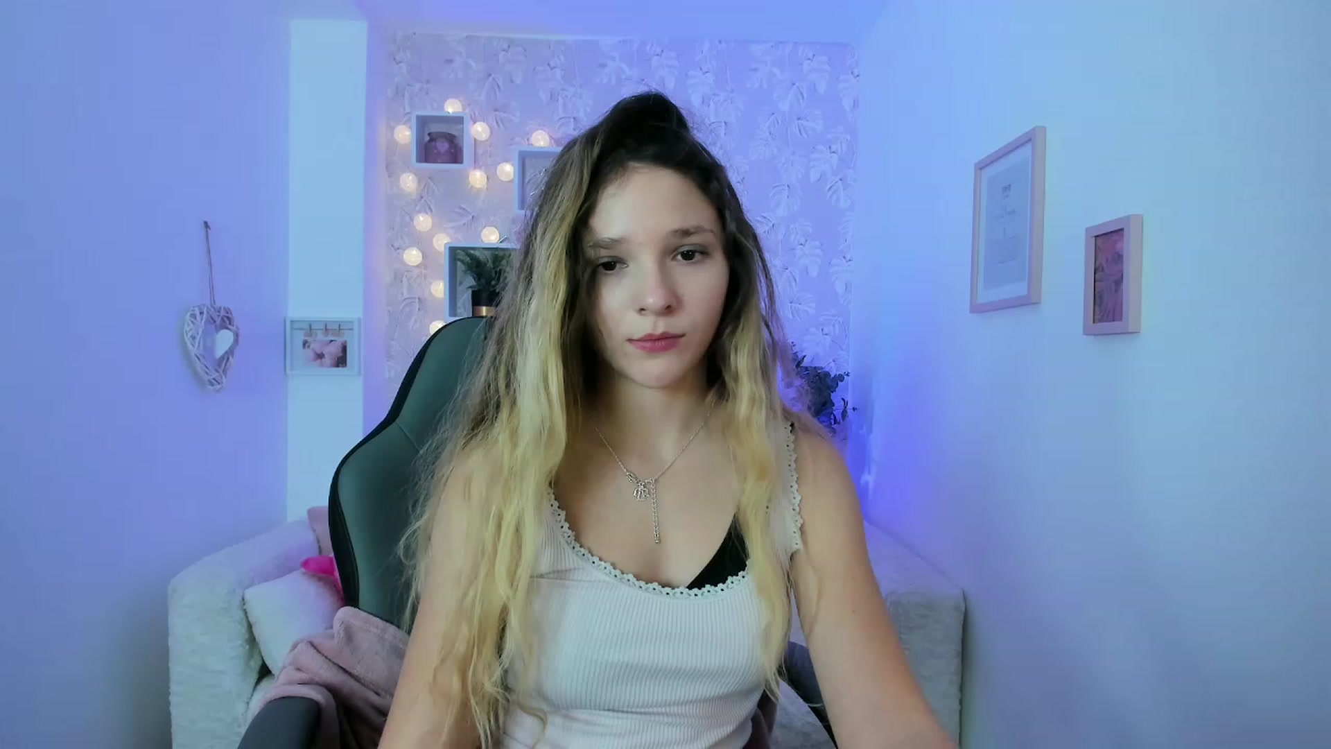 Gallery image thumbnail from Riley_Cutie's myfreecams stream on, 12/19/2022, 15:15 image 16 of 20