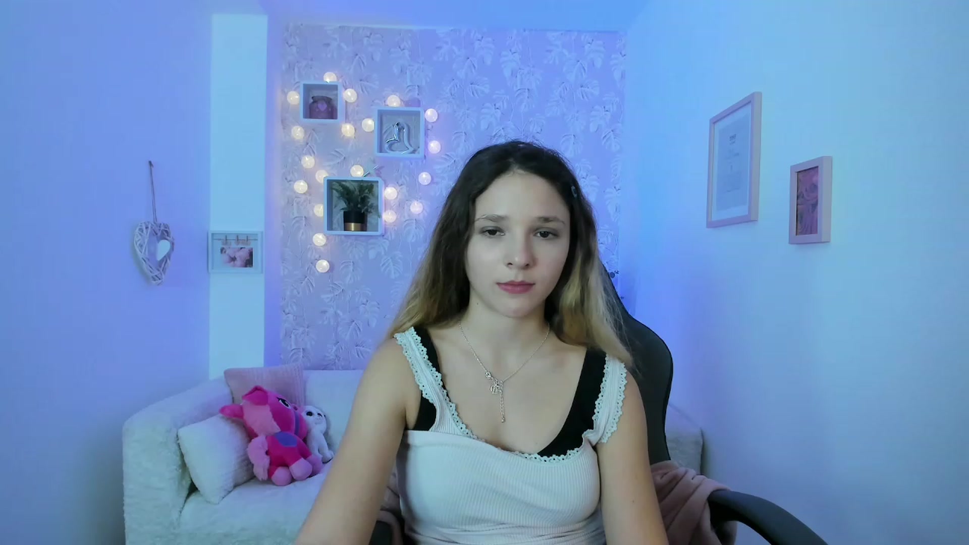 Gallery image thumbnail from Riley_Cutie's myfreecams stream on, 12/19/2022, 15:15 image 1 of 20