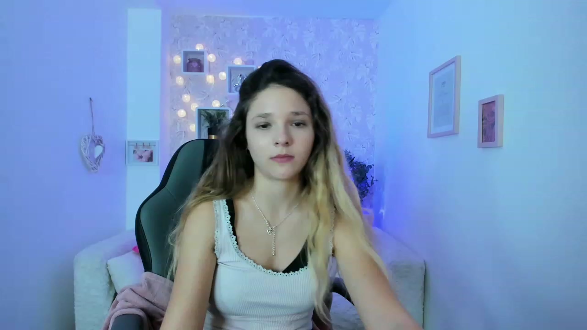 Gallery image thumbnail from Riley_Cutie's myfreecams stream on, 12/19/2022, 15:15 image 19 of 20