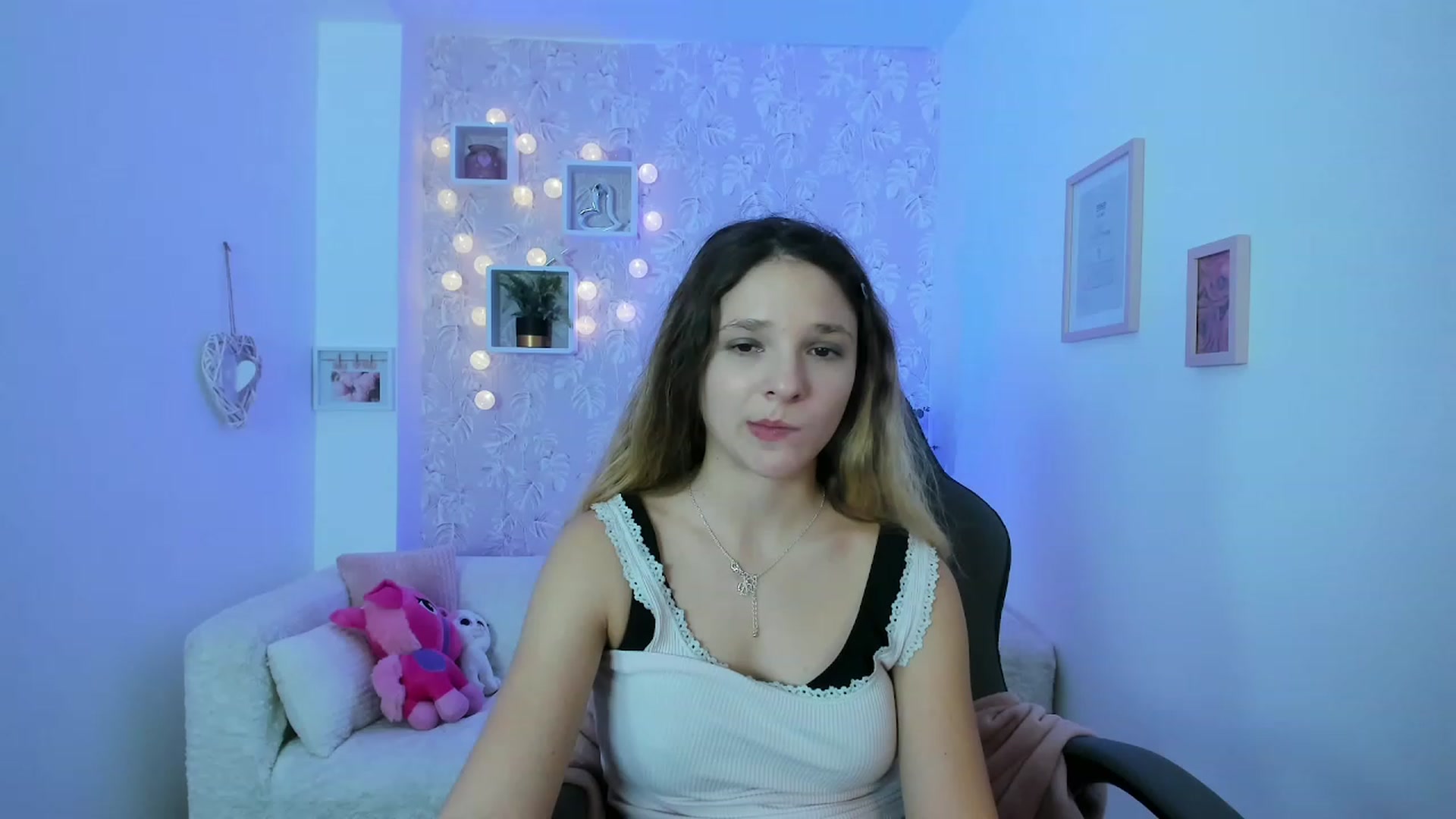 Gallery image thumbnail from Riley_Cutie's myfreecams stream on, 12/19/2022, 15:15 image 6 of 20