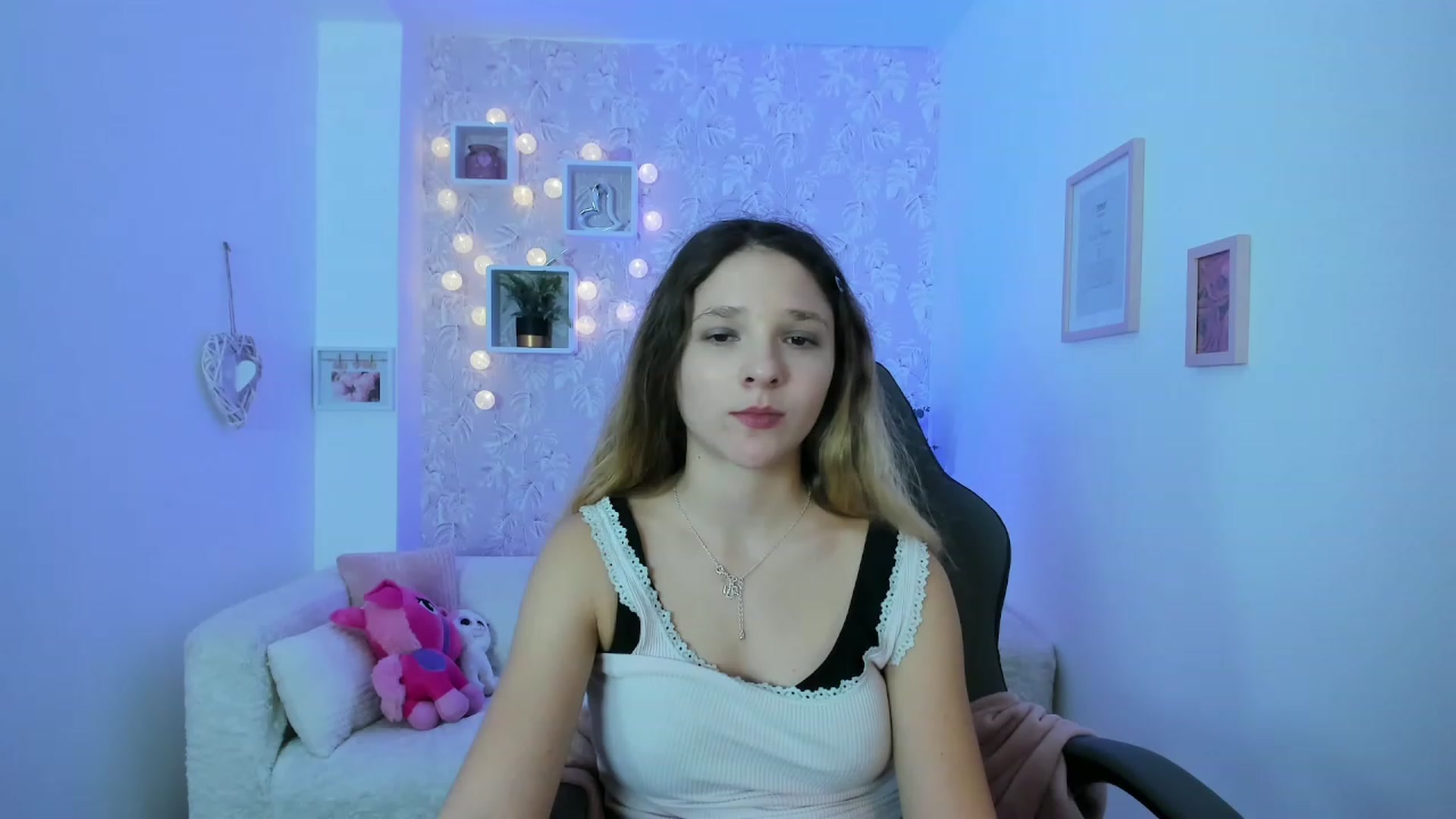 Gallery image thumbnail from Riley_Cutie's myfreecams stream on, 12/19/2022, 15:15 image 5 of 20