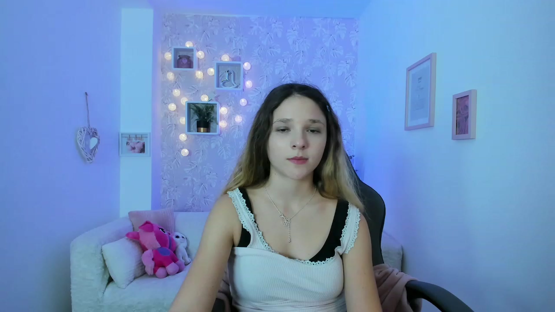 Gallery image thumbnail from Riley_Cutie's myfreecams stream on, 12/19/2022, 15:15 image 3 of 20